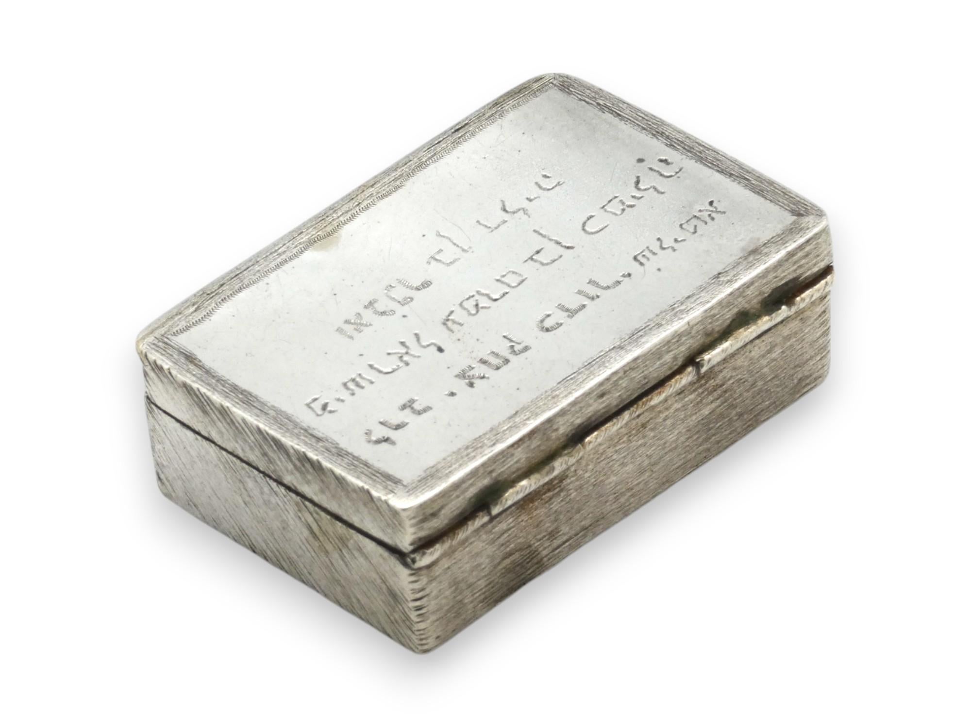 Caja de rapé de plata perteneciente al Santo Mekubal Harav Itzjak Kaduri Grabado en venta