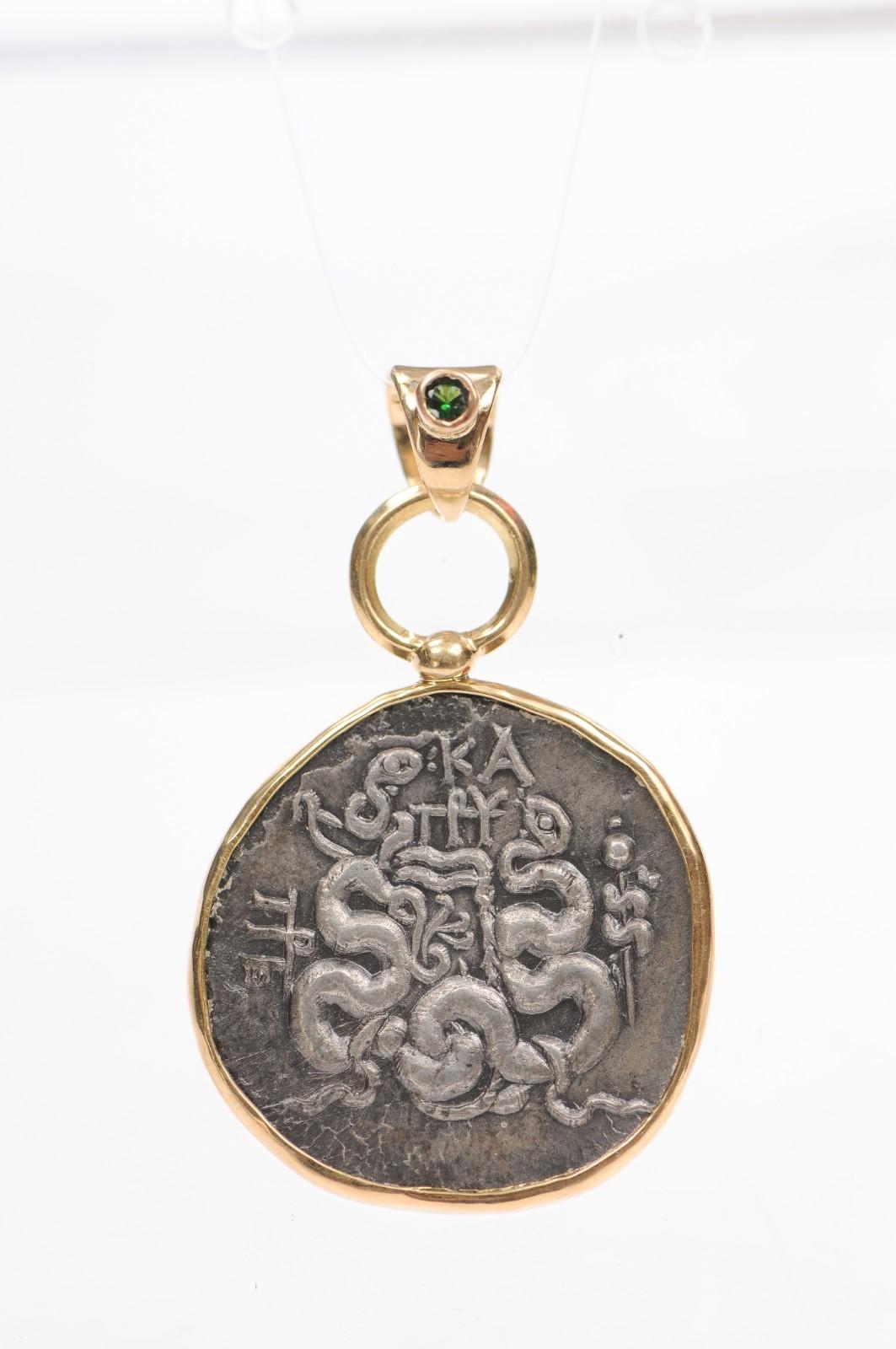 Eine kistophorische Tetradrachme [Münze] aus Mysien, Pergamon des antiken Griechenlands, ca. 166-67 v. Chr. Diese Münze besteht aus 12,16 g Silber und ist mit 18 Karat Gold veredelt. Auf der Vorderseite eine Cista mystica mit Schlange; alles in