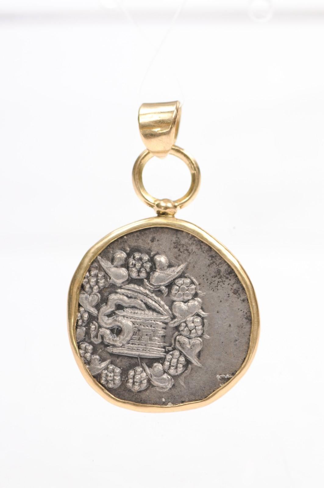 A. Silver Tetradrachmen-Anhänger mit Cista Mystica im Angebot 2