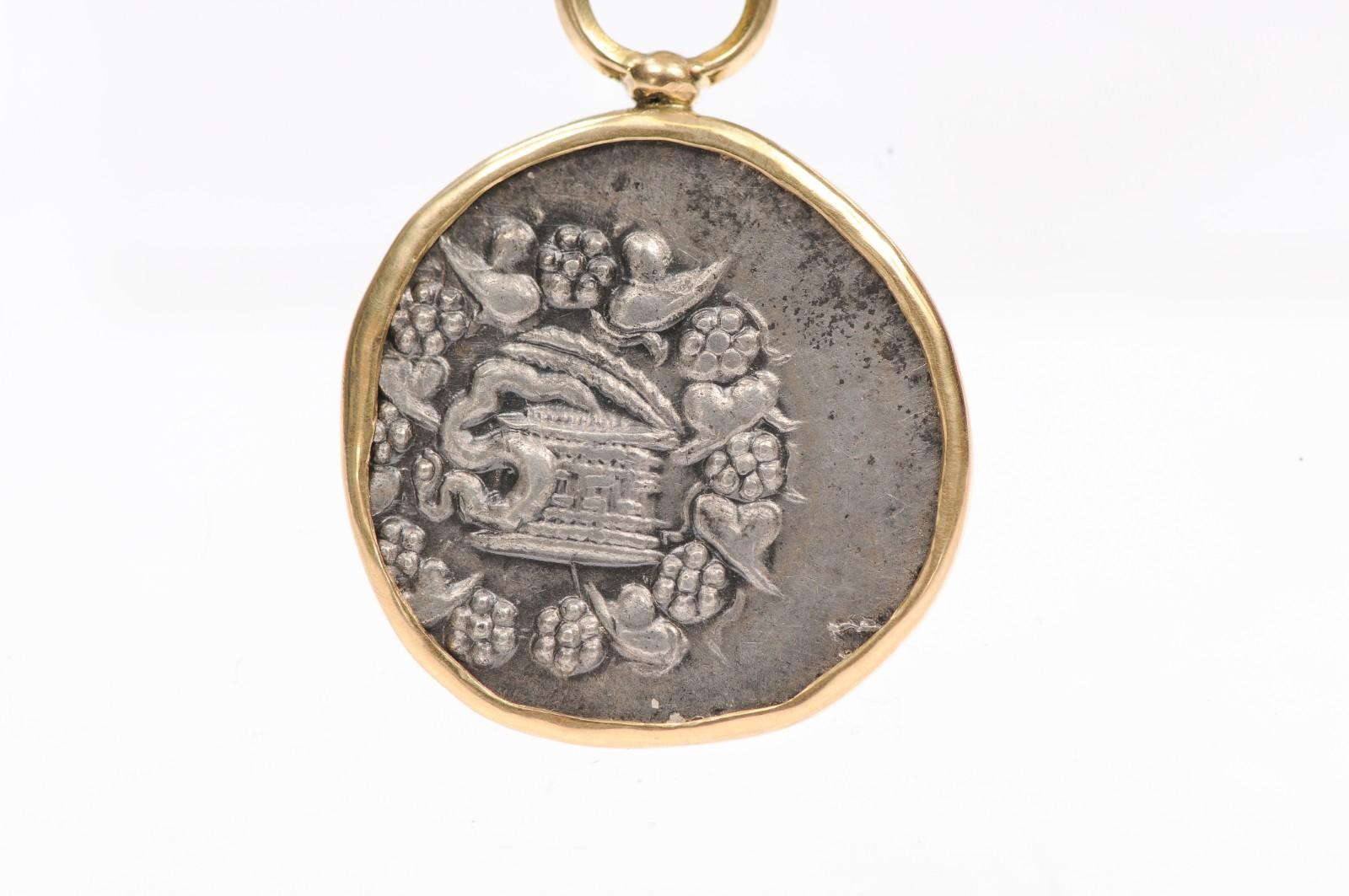 A. Silver Tetradrachmen-Anhänger mit Cista Mystica im Angebot 3