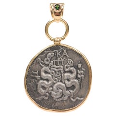 A. Silver Tetradrachmen-Anhänger mit Cista Mystica