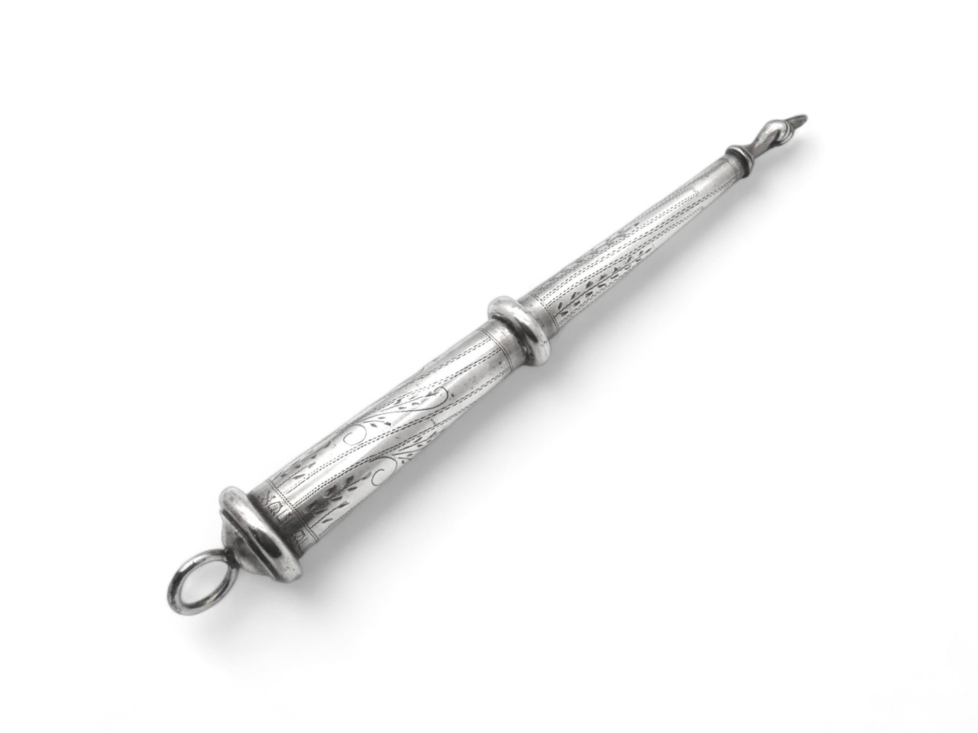 Un elegante puntatore per Torah in argento realizzato in Austria alla fine del XIX secolo.

Il Torah Pointer è formato da un manico circolare a due livelli e affusolato applicato a un foro di sospensione e a un anello applicato a una cupola.

Il