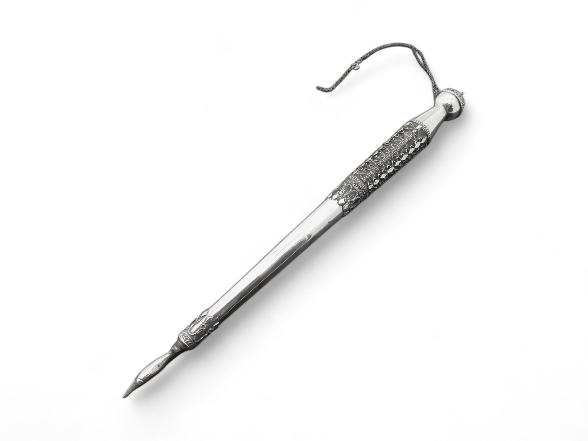 Atractivo puntero de plata para la Torá, fabricado en Israel hacia 1950.

Estos diseños únicos de filigrana que adornan este puntero de la Torá sólo pueden atribuirse al estilo Bezalel de diseño y patrones de filigrana. Muchos alumnos de Bezalel