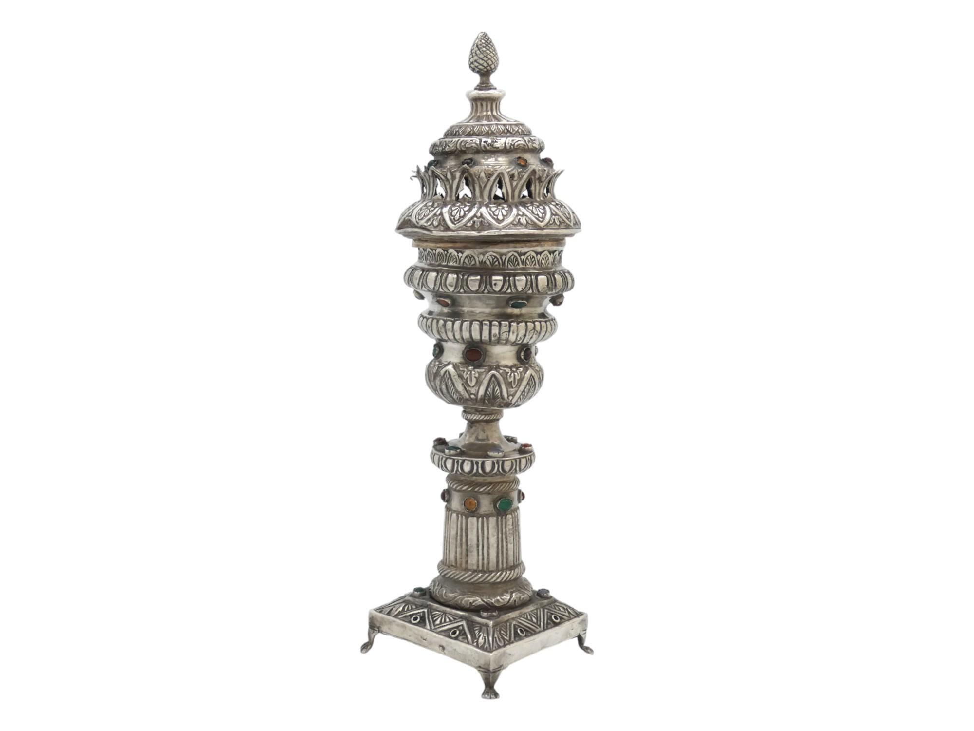 Un magnifico compendio da viaggio in argento di Moshe Smilovitz di Tel Aviv del 1950 circa è un pezzo unico e significativo di Judaica. 

Moshe Smilovitz è riconosciuto per il suo contributo alla Judaica, noto per l'artigianato di alta qualità e il