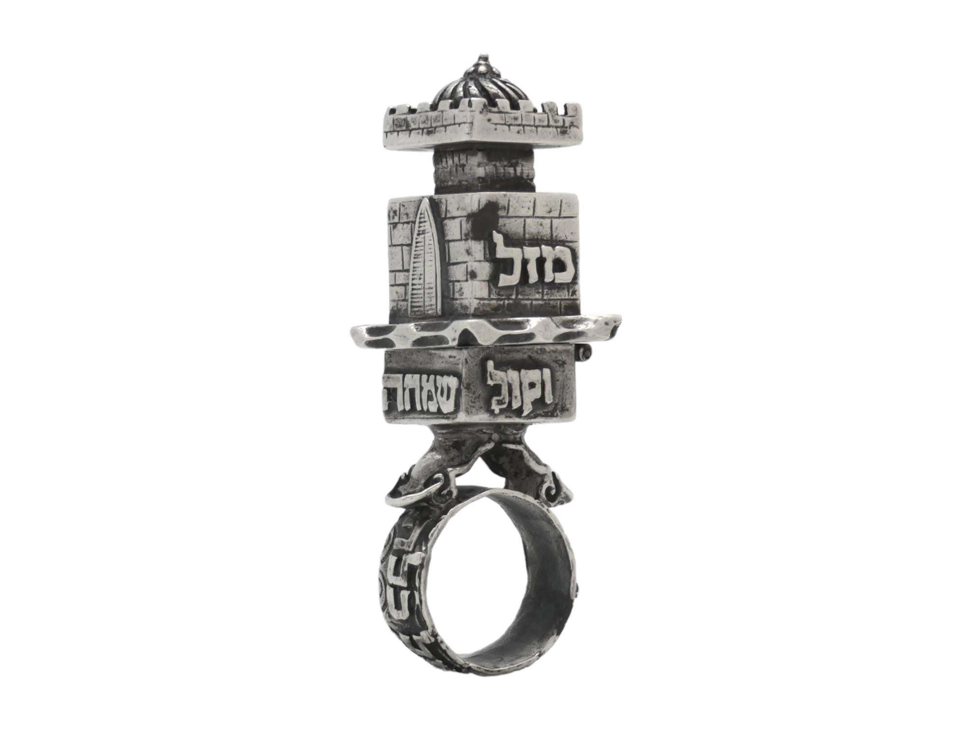 Un anillo de bodas ceremonial de plata hecho en forma de edificio es  un anillo de boda judío tradicional, a menudo denominado 