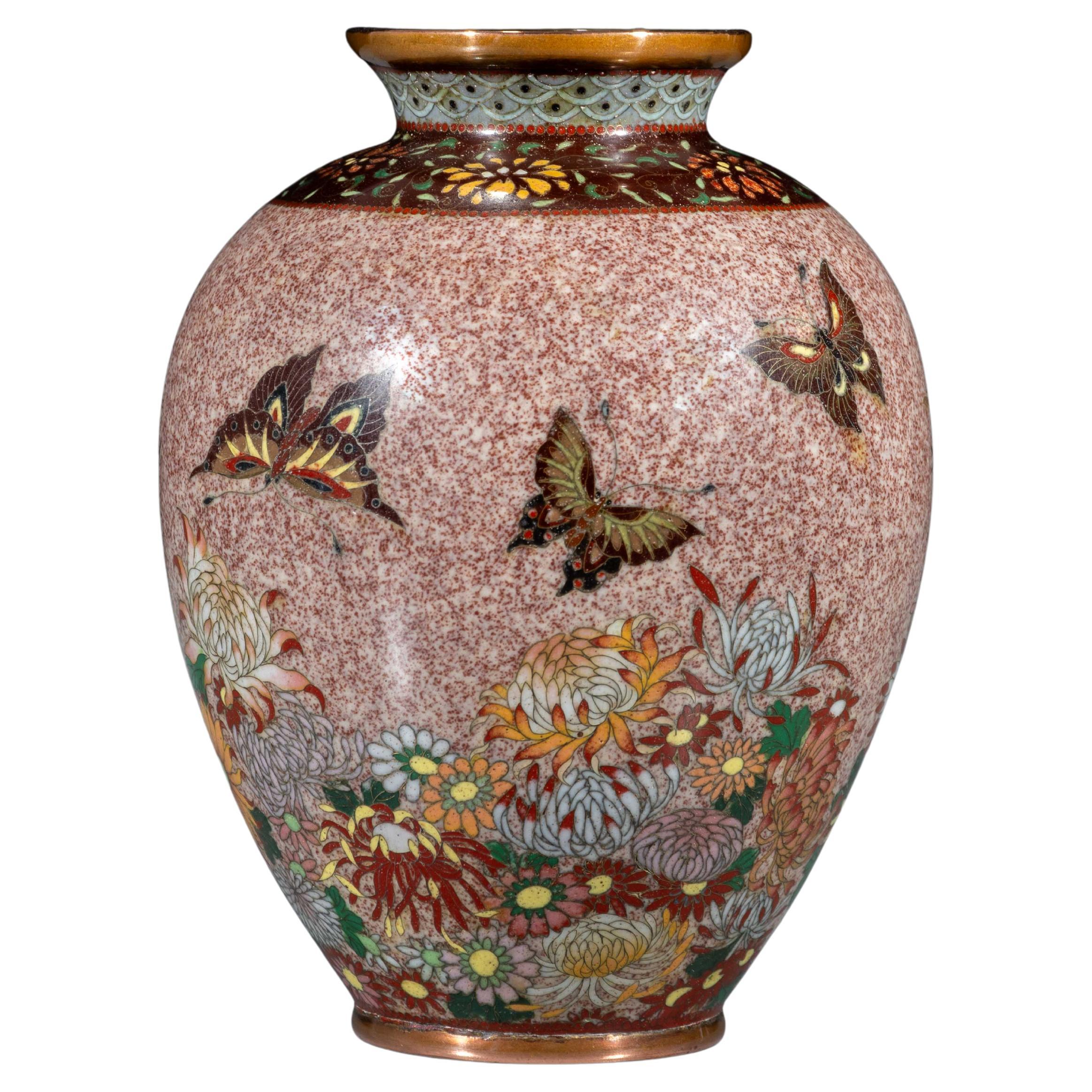 Cloisonné-Vase aus Silberdraht mit Schmetterlingen und Chrysanthemen im Angebot
