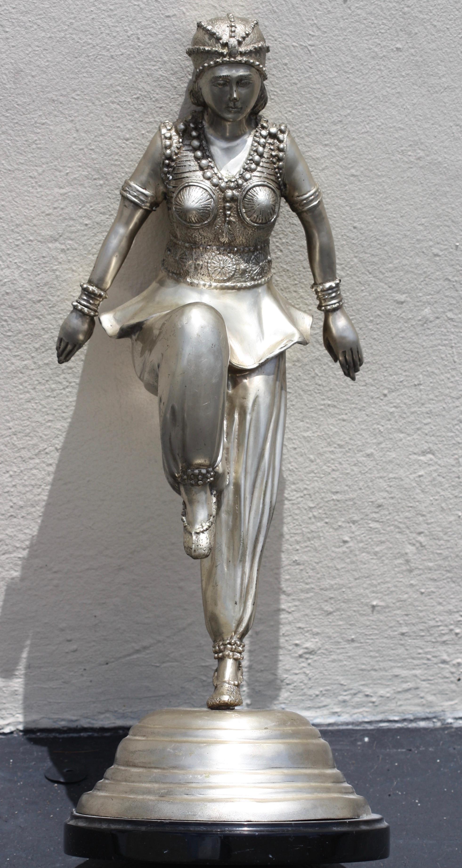 20ième siècle Danseuse en bronze argenté d'après un modèle de Claire Colinet en vente