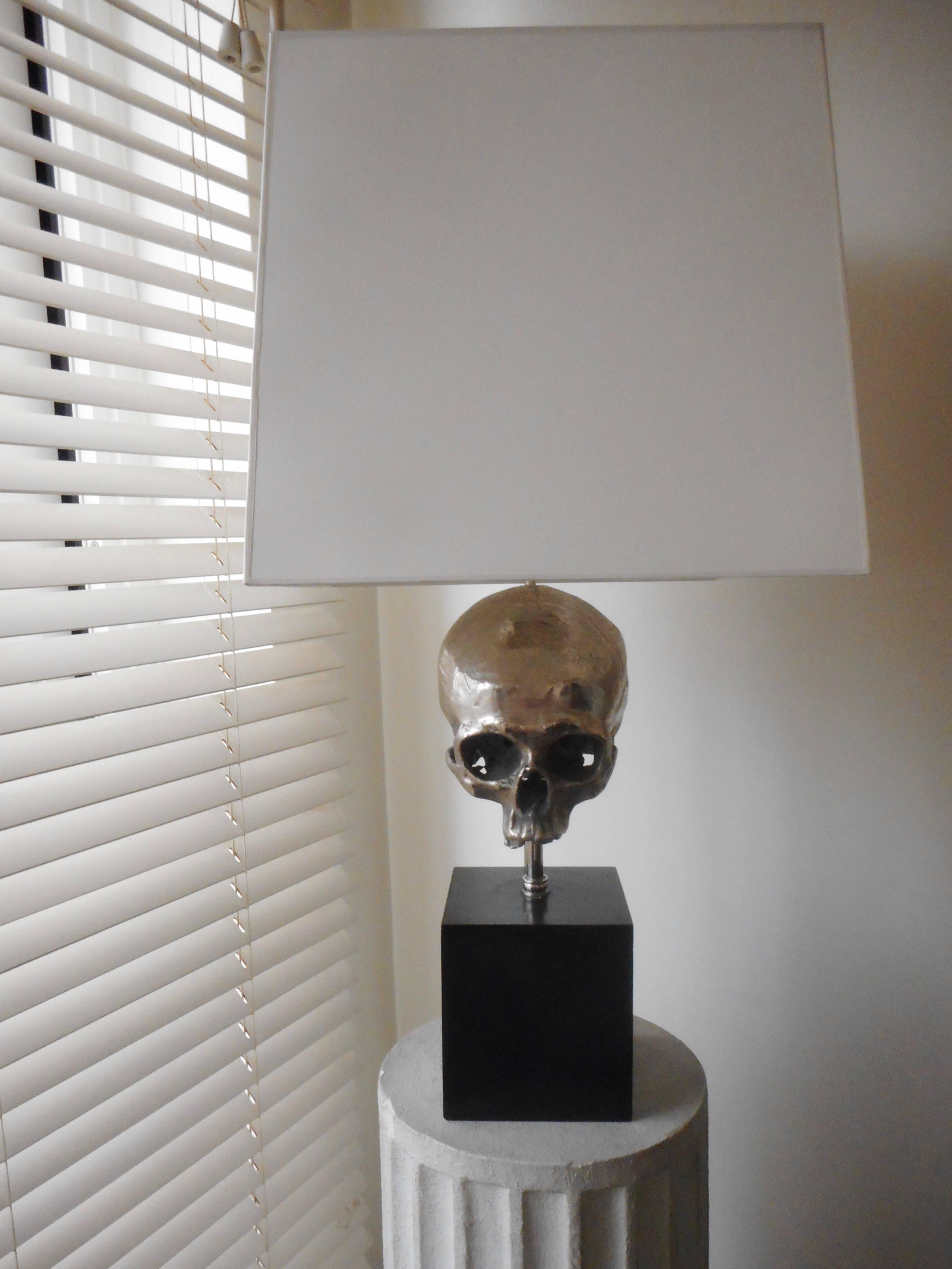 A Silvered Bronze Skull Table Lamp In Good Condition In Brussels, BE