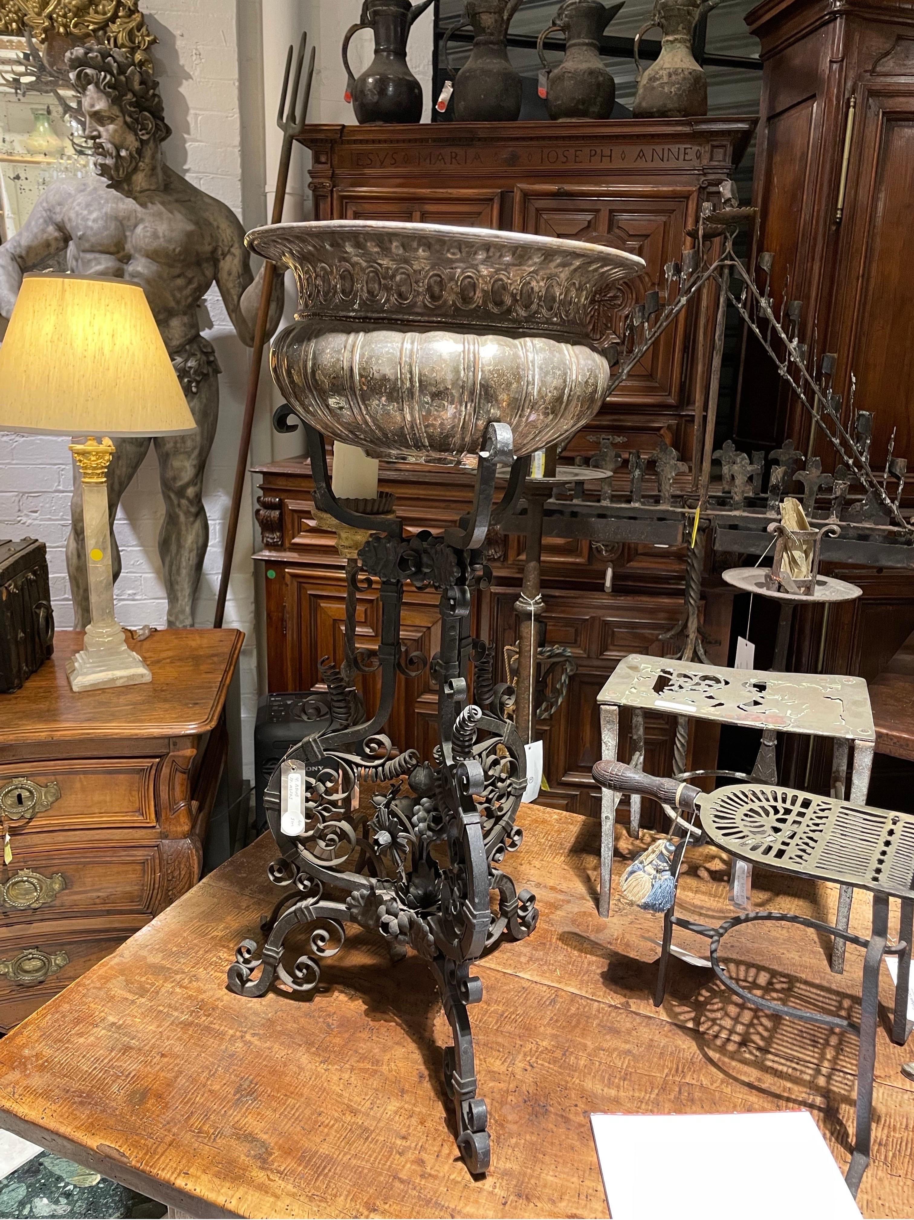 Lavabo aus versilbertem Kupfer und Schmiedeeisen, Spanien um 1780

Höhe: 78,5 cm Durchmesser: 40 cm.

Provenienz: Australische Privatsammlung, erworben in den 1960er Jahren.395

