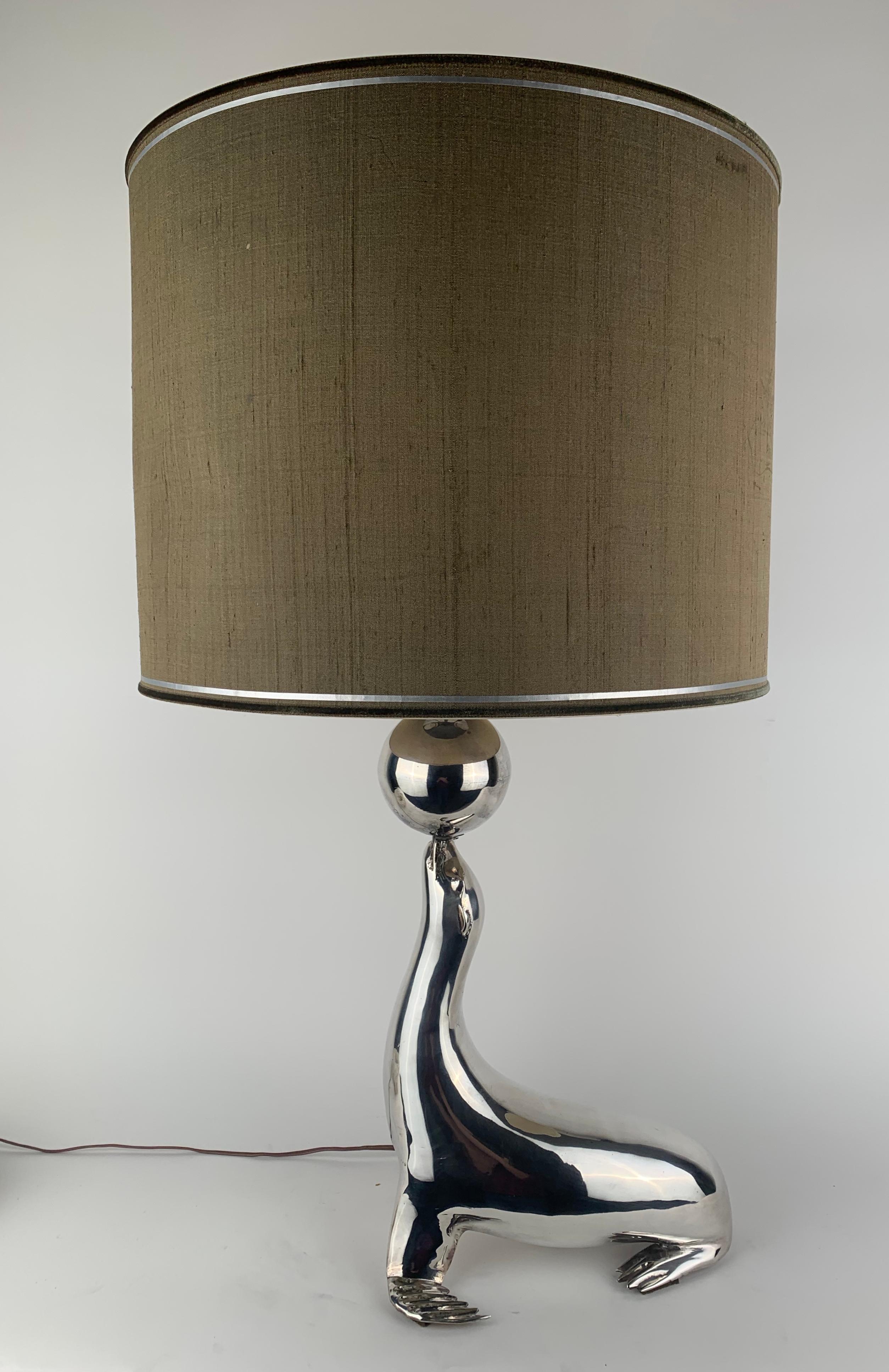 A silvered seal as a table lamp In Good Condition For Sale In 'S-HERTOGENBOSCH, NL