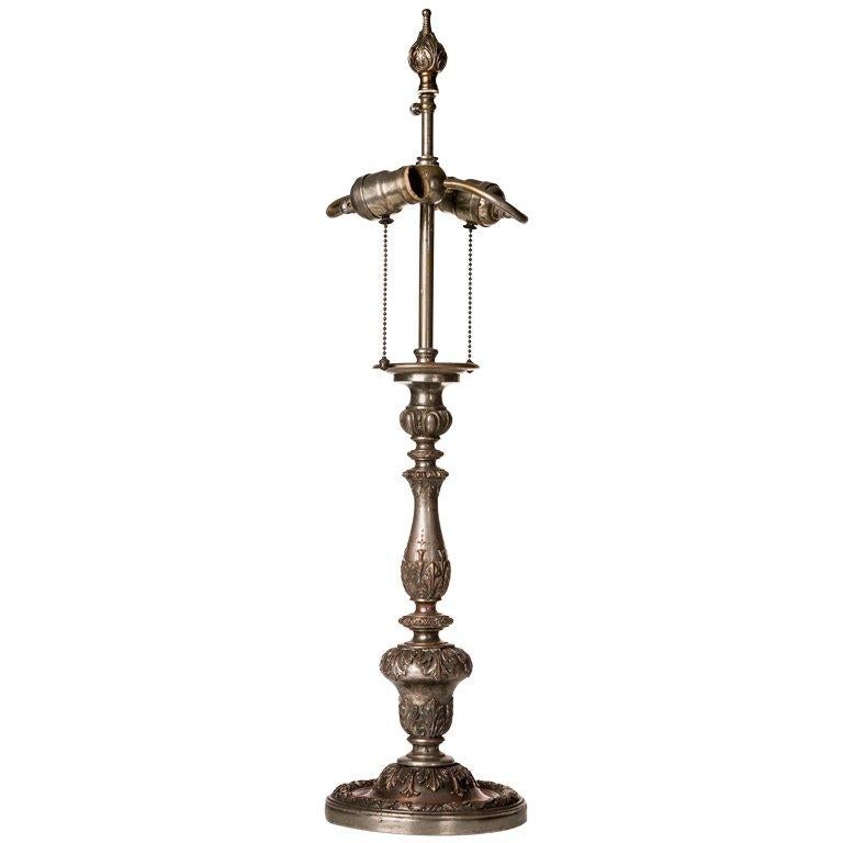 Lampe de table néoclassique en métal argenté attribuée à E. F. Caldwell, vers les années 1910