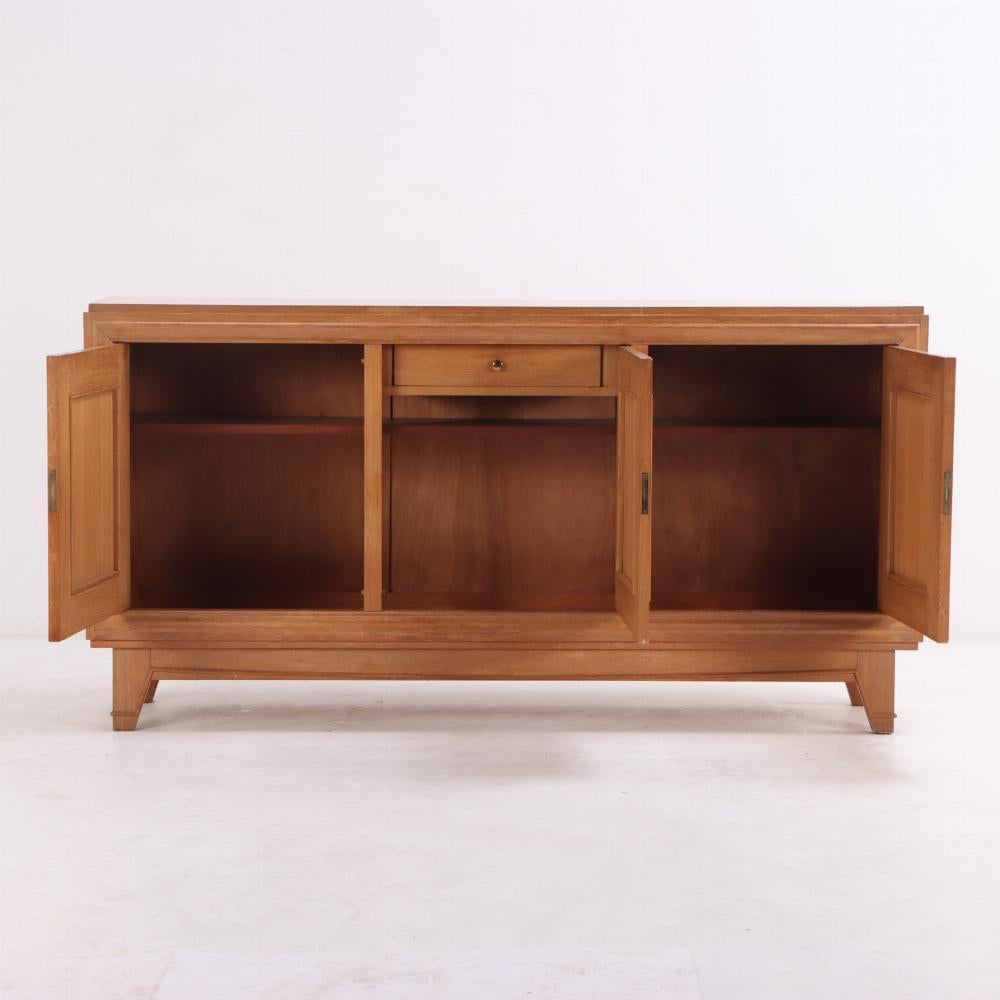 Oak A simple and elegant French oak sideboard, C. 1940. For Sale