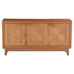 Una credenza semplice ed elegante in rovere francese, A.I.C. 1940.