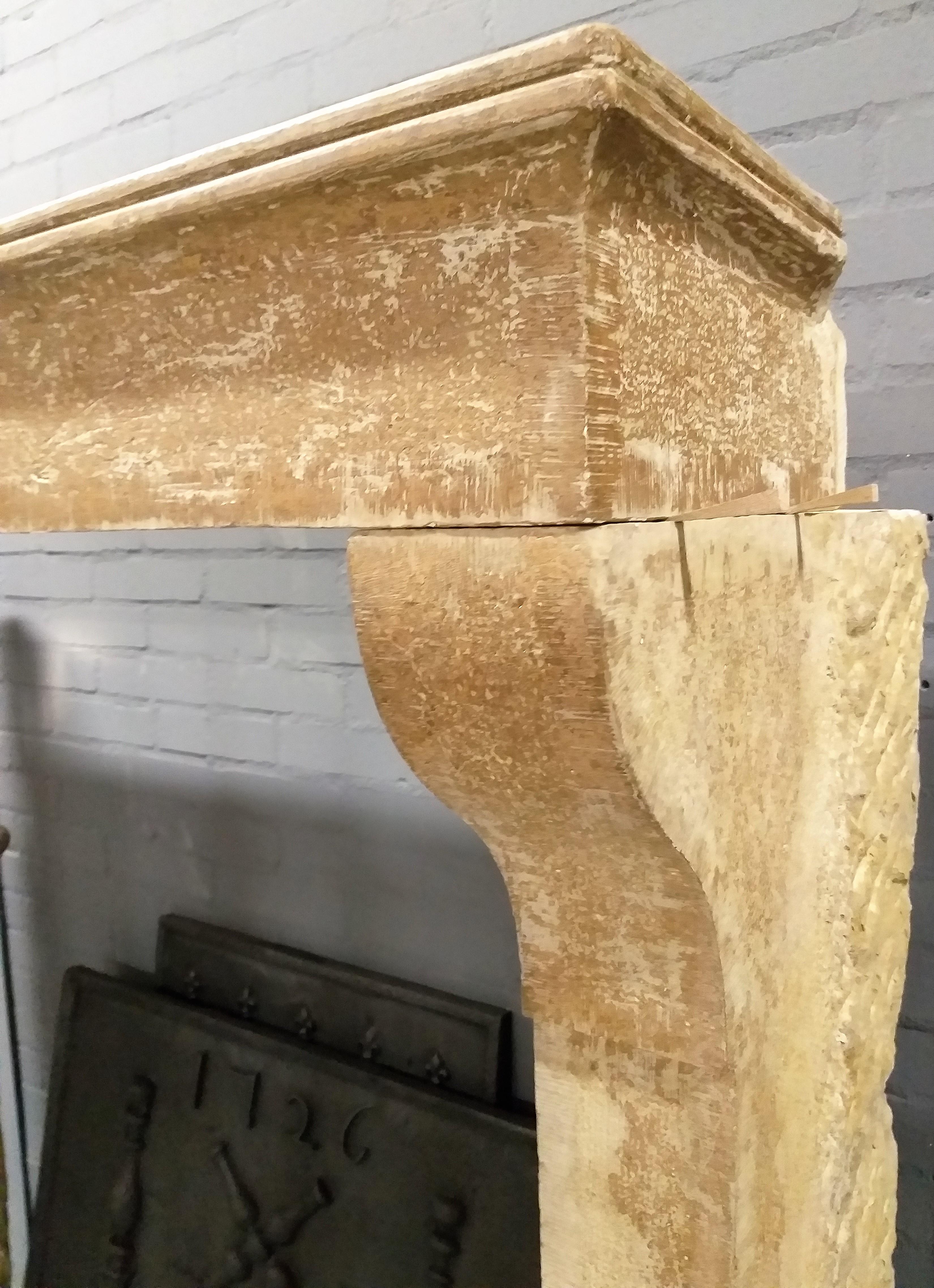 LIMESTONE FIREPLACE  Elegant In Good Condition For Sale In Gembloux, BE