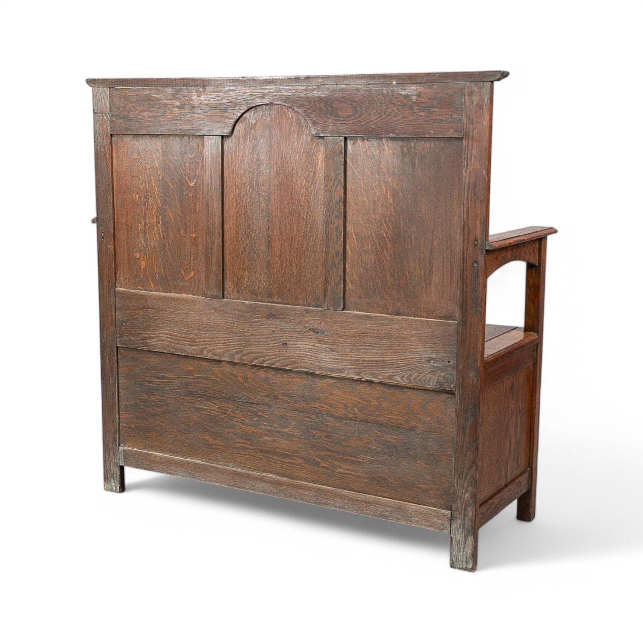 A Simple Arts & Crafts Oak Hall Seat (20. Jahrhundert) im Angebot