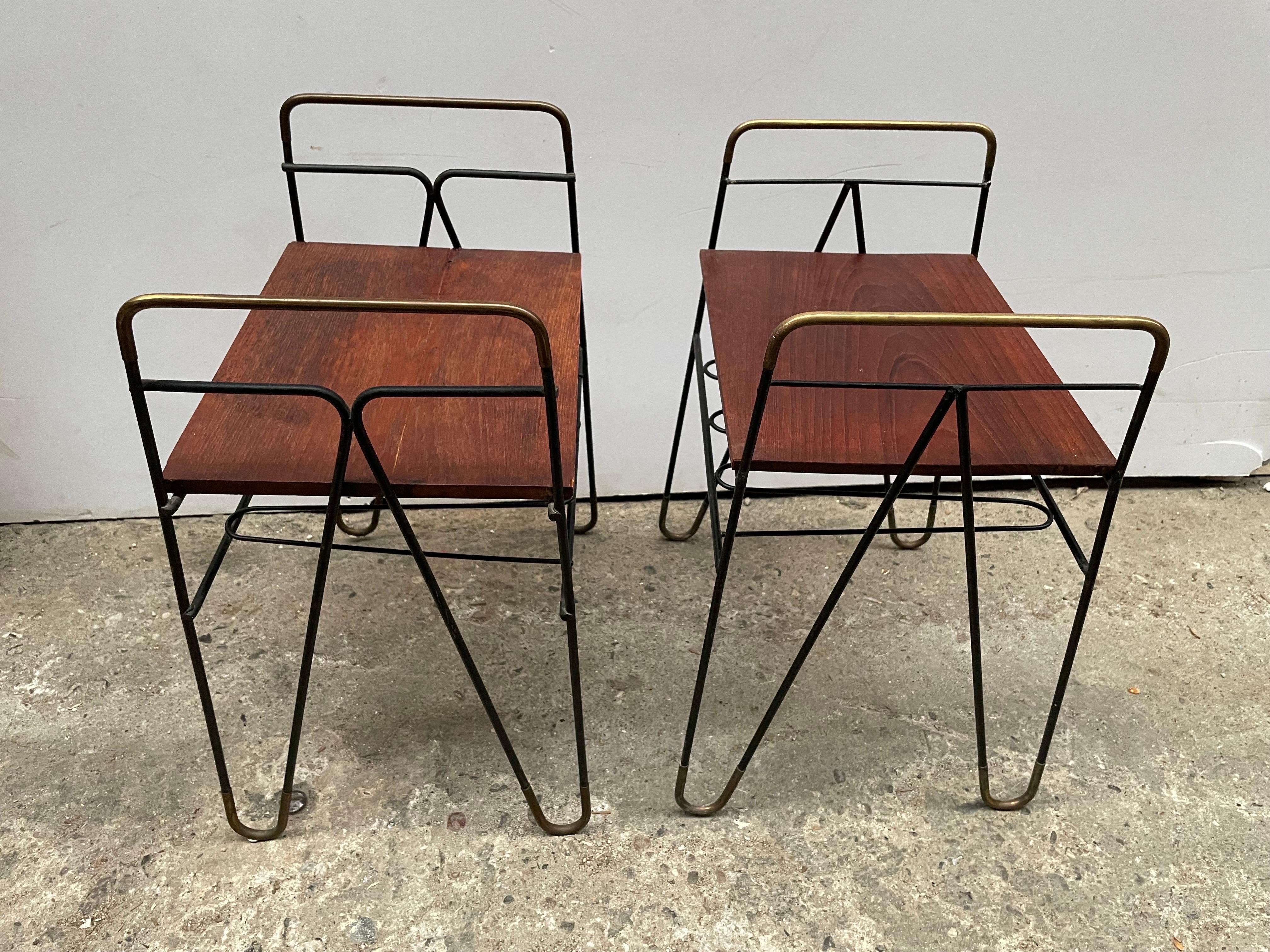 Ensemble simple de tables de nuit minimalistes des années 1960 en Scandinavie.