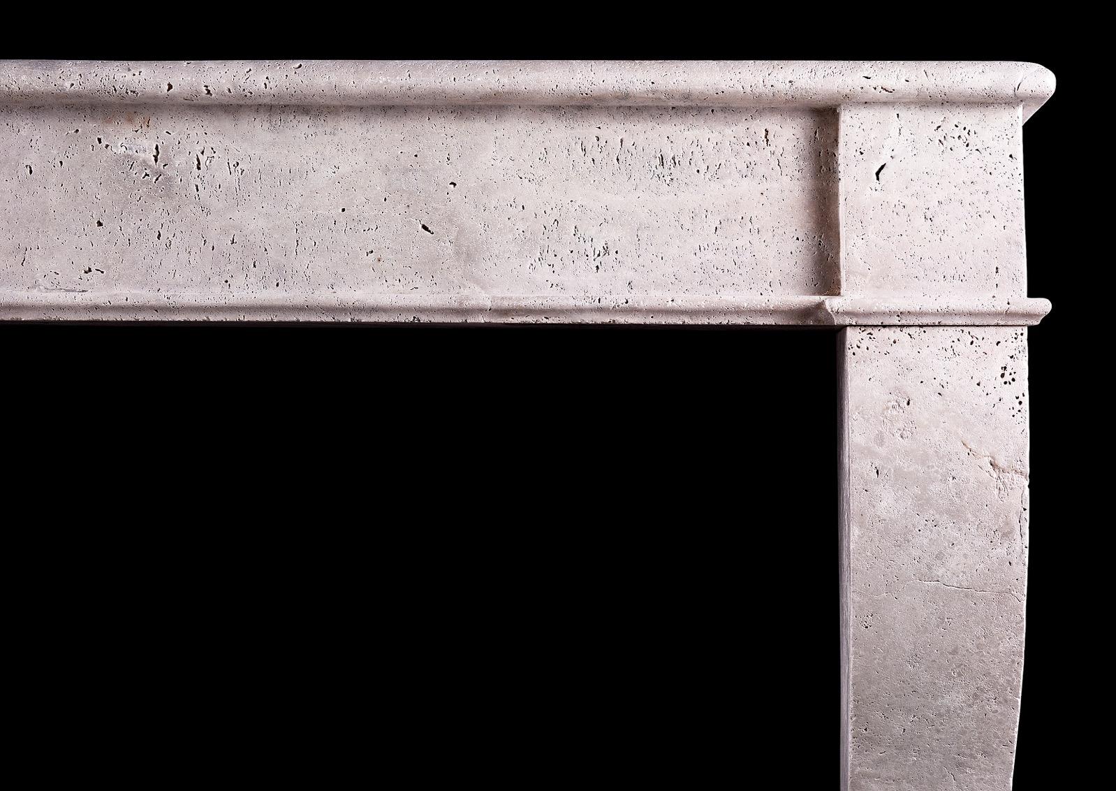 Ein einfacher französischer Kamin aus rustikalem Travertinstein. Die geformten Pfosten werden von einem schlichten Fries und einem profilierten Regal darüber gekrönt. Modern.

Breite des Regals:	1380 mm      	54 ⅜