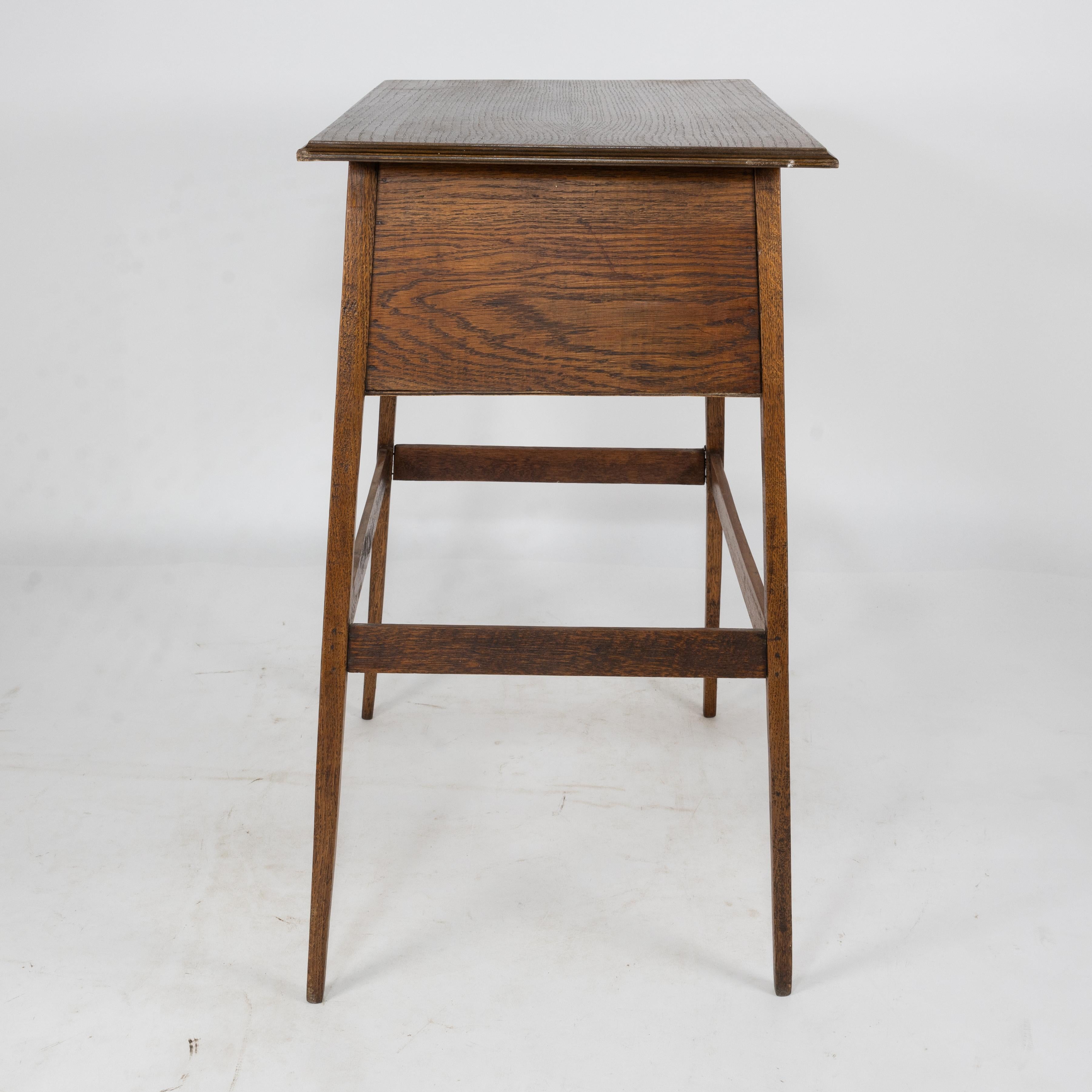 A simple oak oblong side or bedside table with a moulded edge to the top In Good Condition For Sale In London, GB