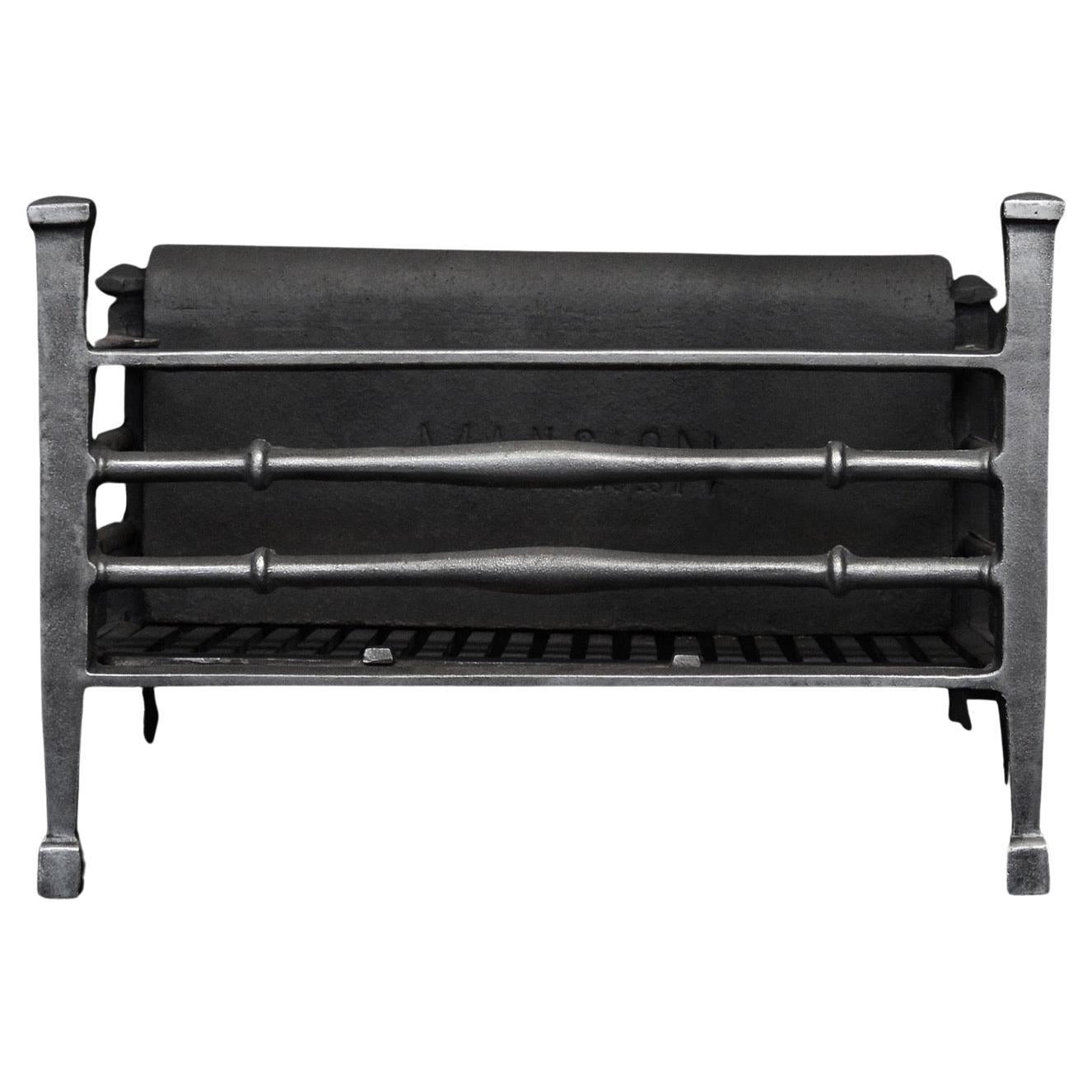 Une simple grille de cheminée en acier poli