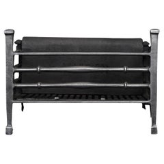 Une simple grille de cheminée en acier poli