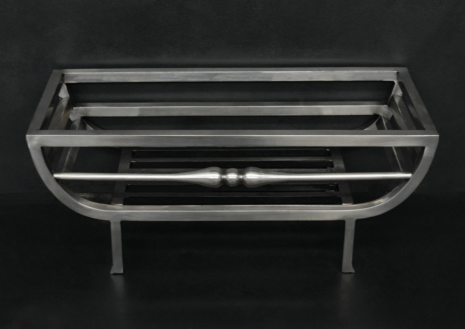 Une simple grille à feu en acier poli, avec une façade en forme et des pieds angulaires en dessous. Anglais, moderne.

Largeur à l'avant :	623 mm      	24 ½