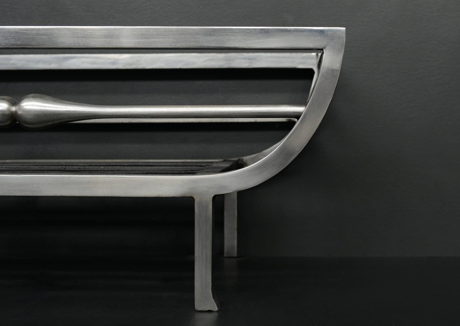Une petite grille de cheminée en acier poli Bon état - En vente à London, GB