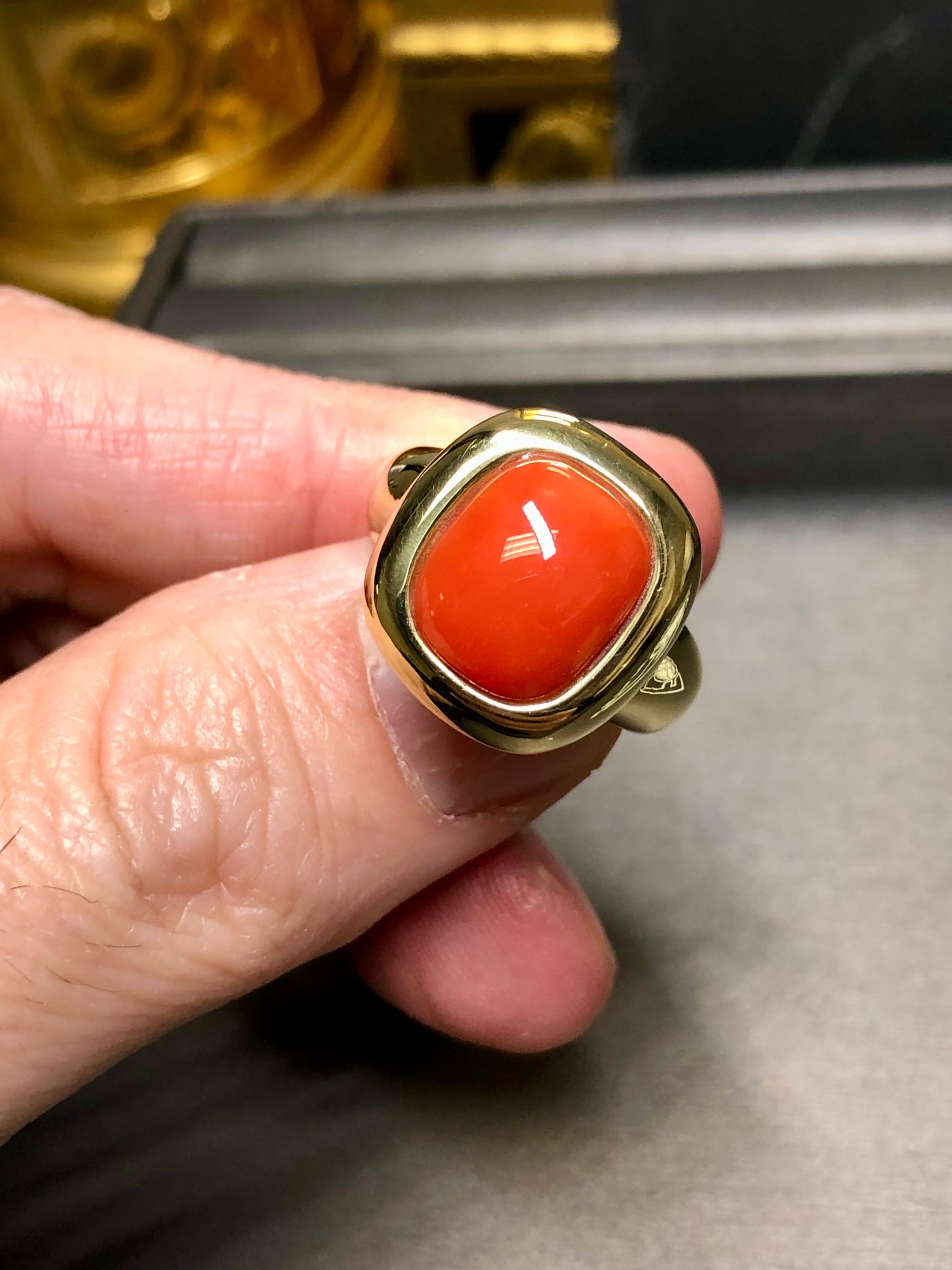 A simple yet bold statement ring done in high polished 18K yellow gold and cente In Good Condition In Winter Springs, FL
