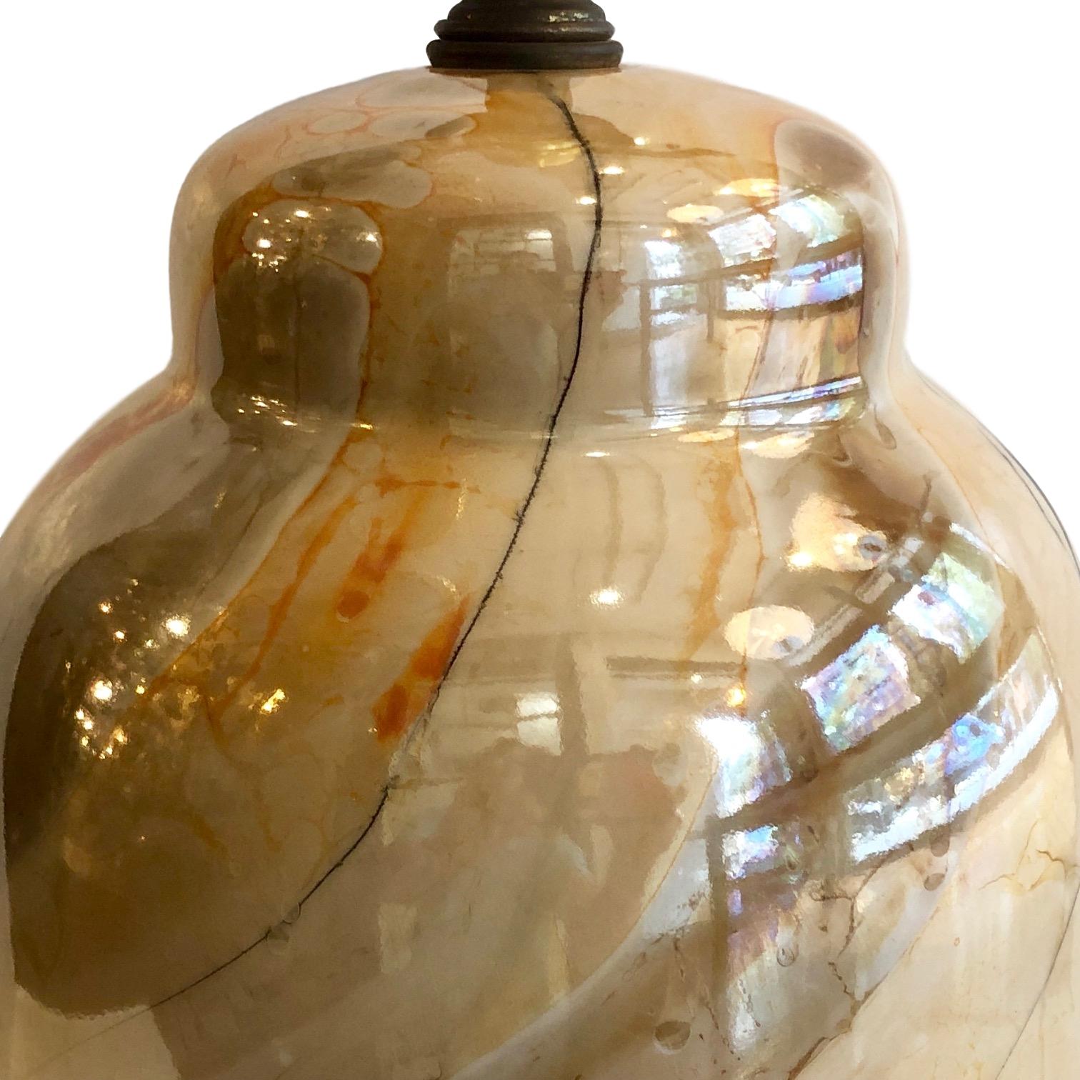 Lampe de table en porcelaine en forme de pot de gingembre, datant des années 1960, avec une glaçure en faux marbre.

Mesures :
Hauteur : 13