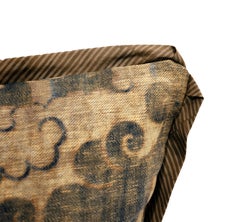 Ein einzelnes Fortuny-Kissen im Laotze-Muster