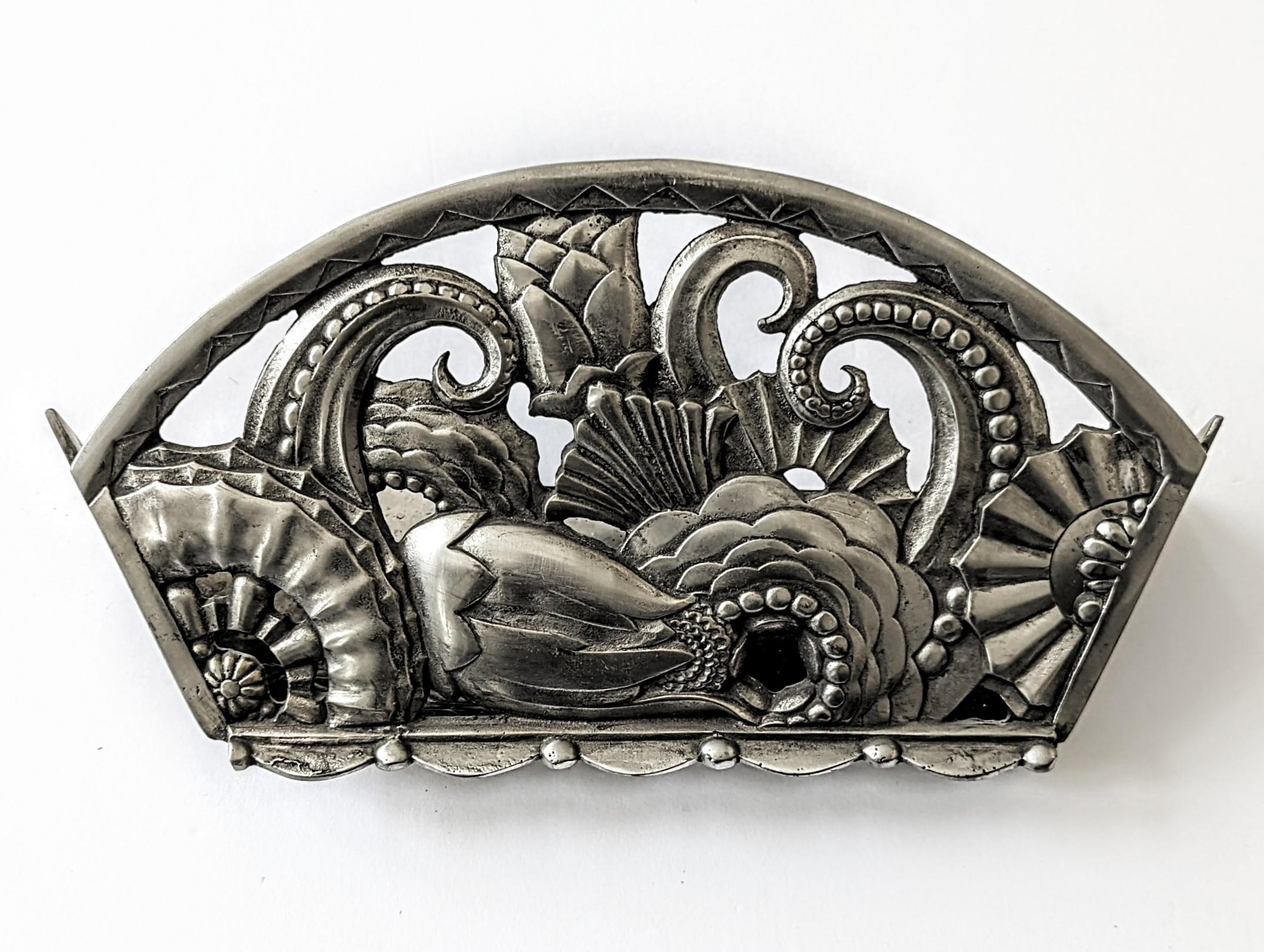 Aplique de pared Art Decó francés con motivo de fachada multidimensional de flores entrelazadas y lados triangulares decorativos en bronce. Panel plano de vidrio esmerilado encastrado en la montura. La lámpara ha sido chapada en níquel con pátina