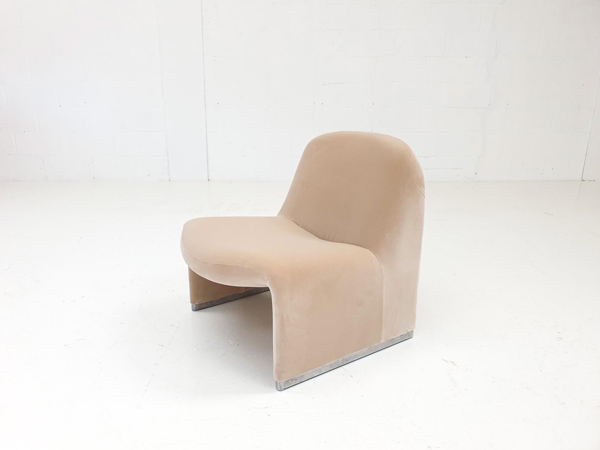 A single (1x) Giancarlo Piretti “Alky” chair newly upholstered in Designers Guild linen colored velvet. 

Manufactured by Artifort in the 1970s.

The organic shape offers a minimal appearance but also comfort.

Foam restored where required and
