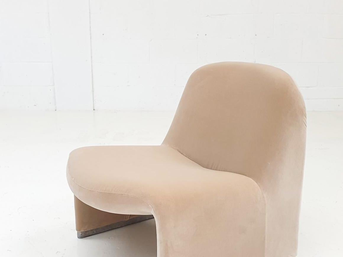 Mid-Century Modern A Single Giancarlo Piretti “Alky” Chair in New Velvet, Artifort, 1970s