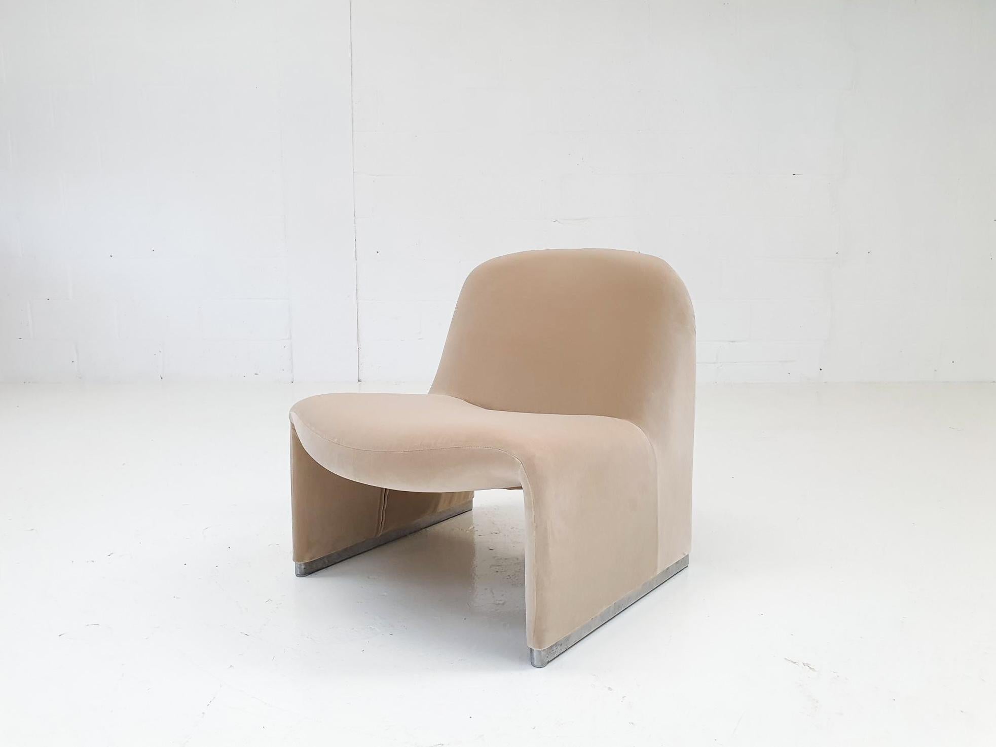Dutch A Single Giancarlo Piretti “Alky” Chair in New Velvet, Artifort, 1970s