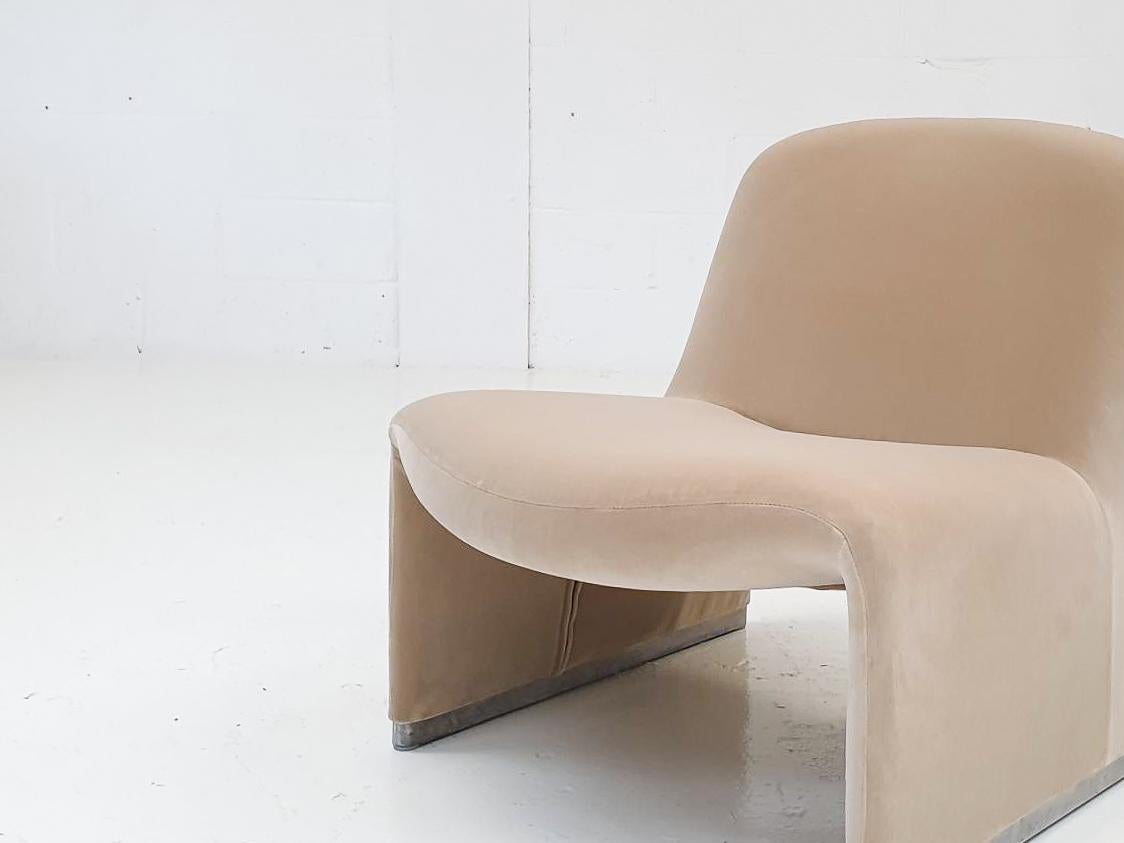 A Single Giancarlo Piretti “Alky” Chair in New Velvet, Artifort, 1970s In Good Condition In London Road, Baldock, Hertfordshire