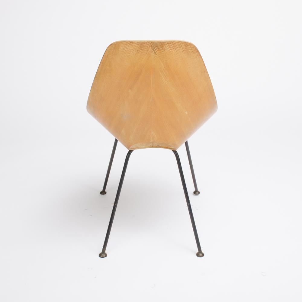 Une belle et célèbre chaise Medea conçue par Vittorio Nobili, en 1955. La coque en contreplaqué est plaquée en teck avec un beau grain, et est formée à partir d'une seule pièce de bois thermoformée, une fabrication innovante pour l'époque.
Le cadre