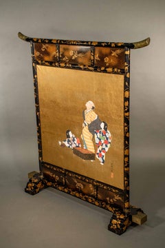 A single-panel screen in lacquered wood, enriched by two paintings