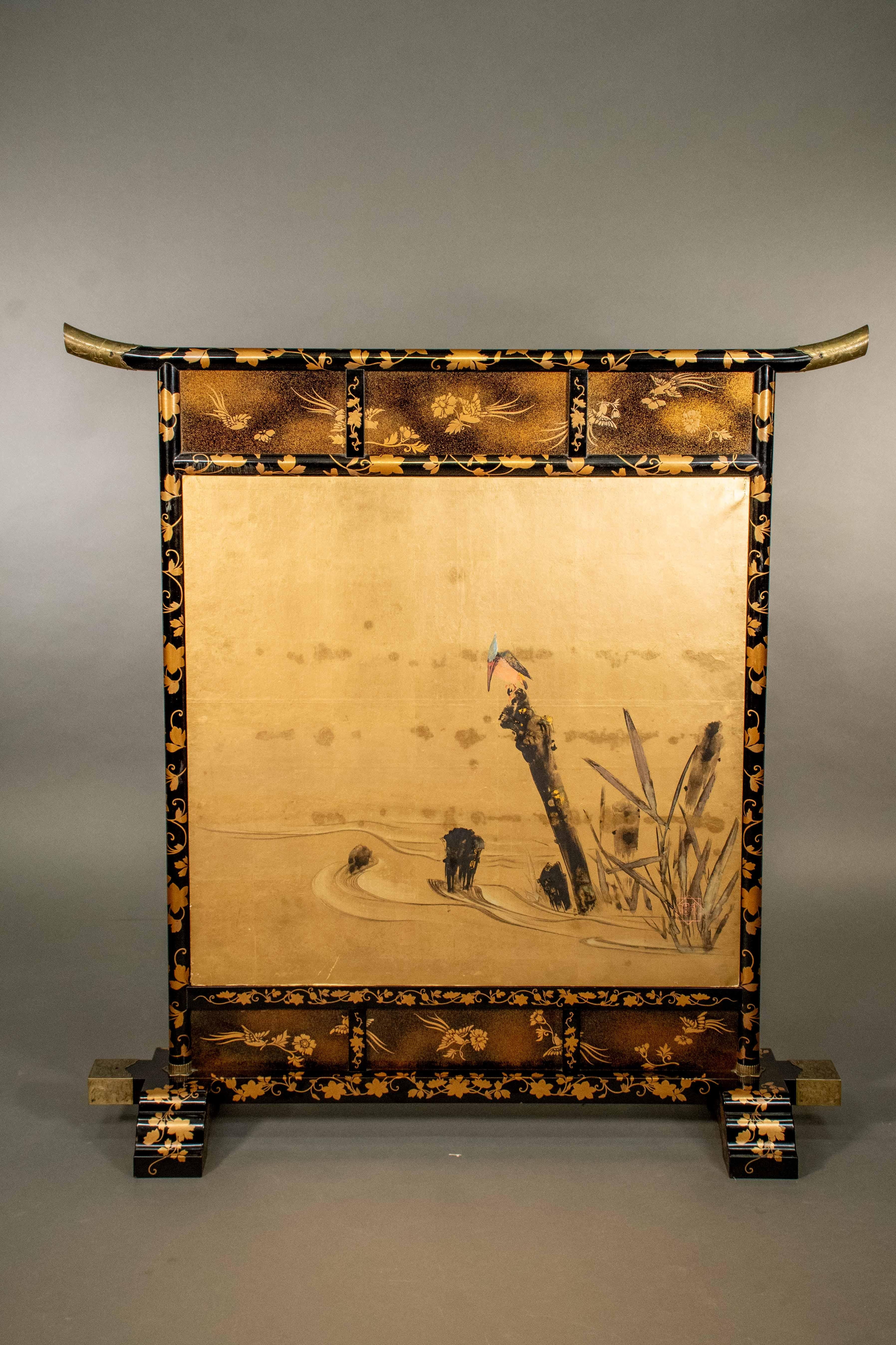 Ein einteiliger Raumteiler aus lackiertem Holz, bereichert durch zwei Gemälde (Japanisch) im Angebot