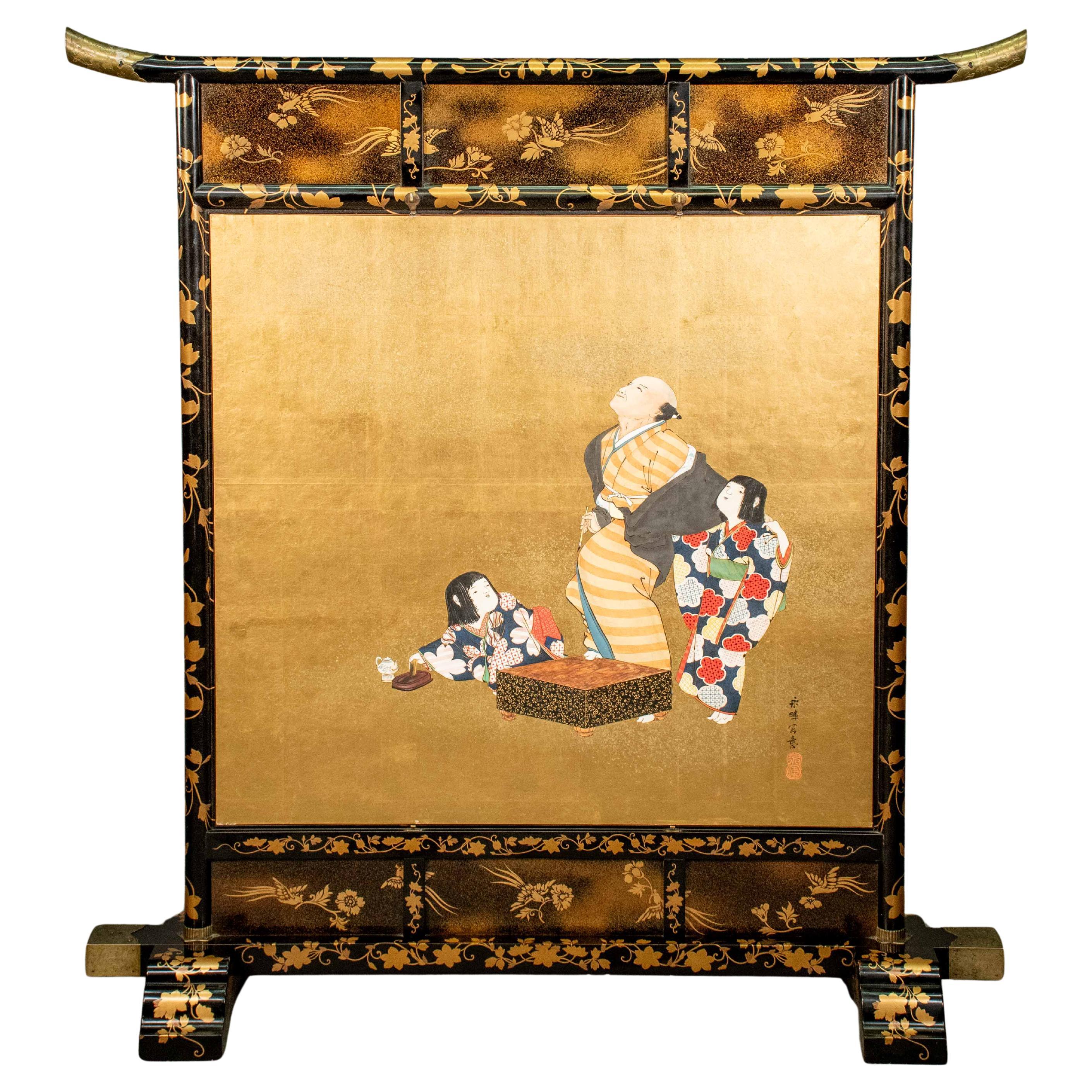 A single-panel screen in lacquered wood, enriched by two paintings