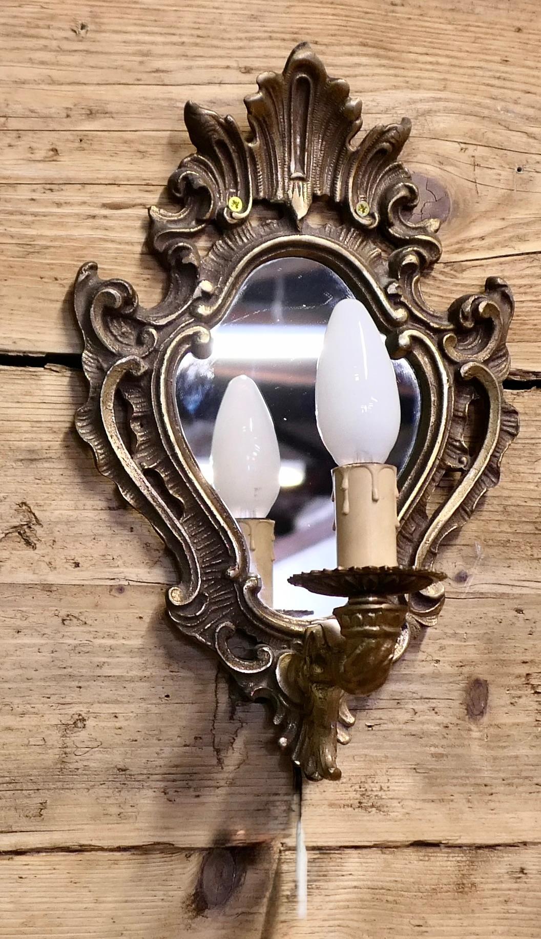 Eine einzelne Rokoko-Design-Girandole  Ein zierlicher Damenwandspiegel (Frühes 20. Jahrhundert) im Angebot