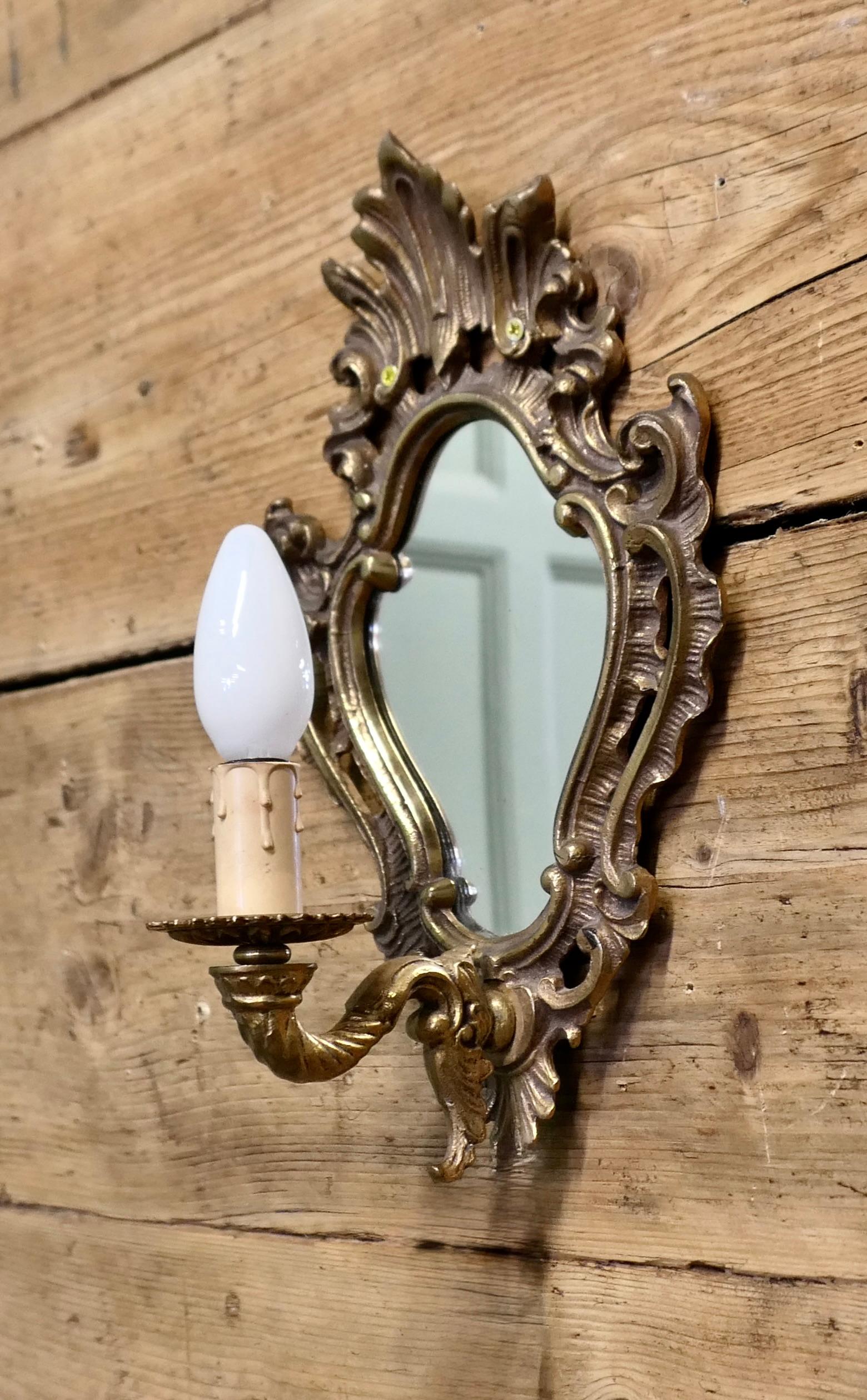 Eine einzelne Rokoko-Design-Girandole  Ein zierlicher Damenwandspiegel (Messing) im Angebot