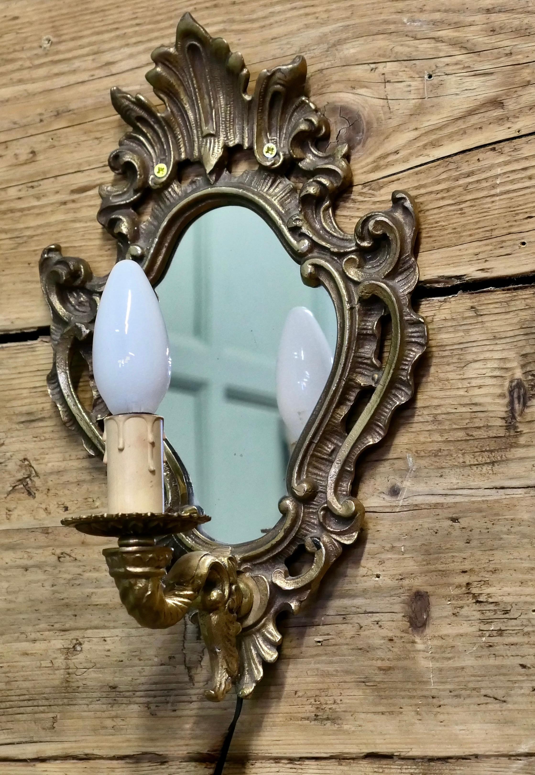 Eine einzelne Rokoko-Design-Girandole  Ein zierlicher Damenwandspiegel im Angebot 1