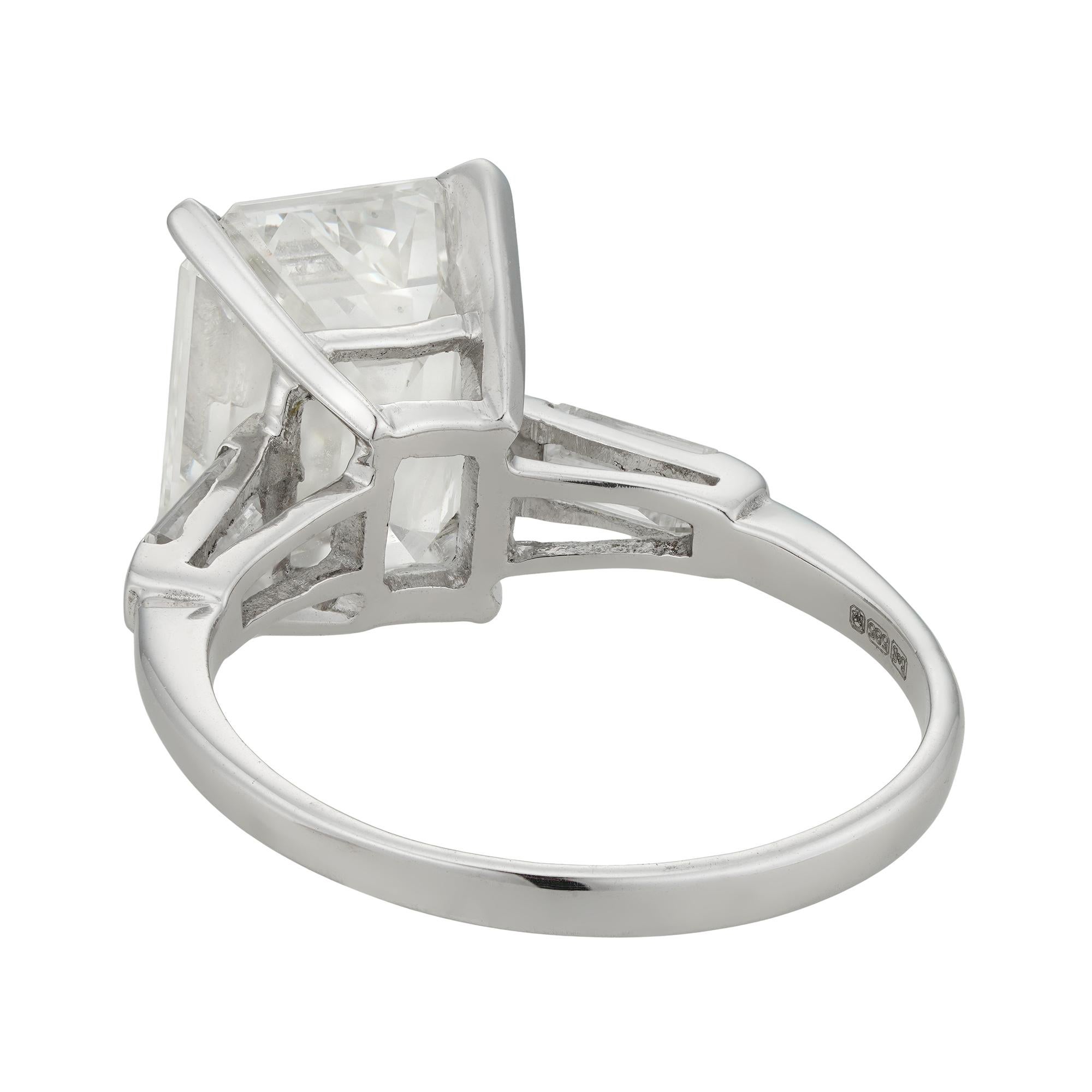 Taglio smeraldo Un anello con diamante taglio smeraldo a pietra singola in vendita