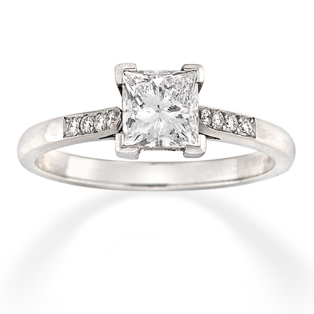 Moderne Bague solitaire en diamant taille princesse à une seule pierre en vente