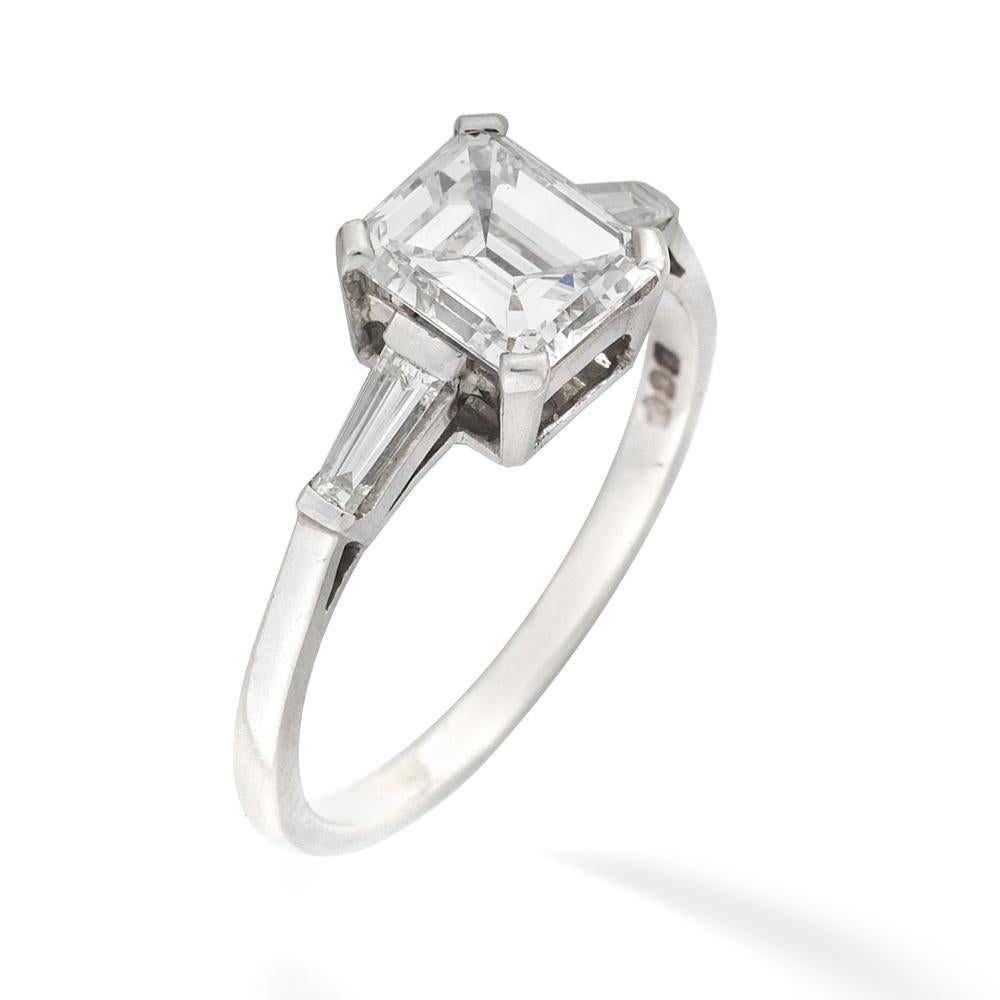 Ein Single Stone-Diamantring, der Diamant im Smaragdschliff wiegt 1,61 Karat und wird von einem GIA-Bericht begleitet, der besagt, dass er eine Farbe von F und eine Reinheit von VVS1 hat. Der Ring ist in Platin gefasst, gestempelt in London, 1997,