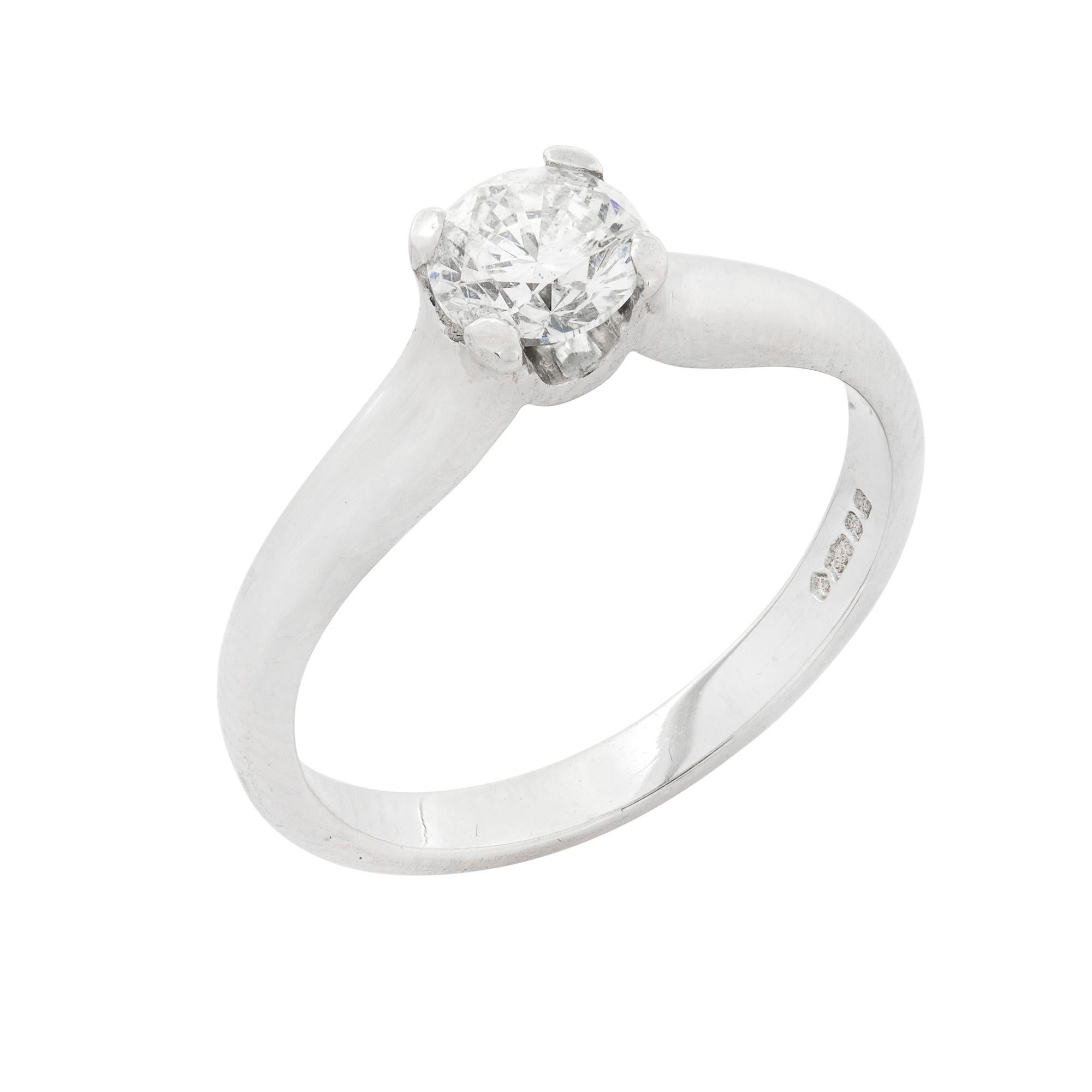 Anillo de diamante de una sola piedra, el diamante redondo de talla brillante tiene un peso estimado de 0,45 quilates, engastado con cuatro garras en una montura de platino con hombros ahusados,más tarde  platino con sello de Londres 2004, peso