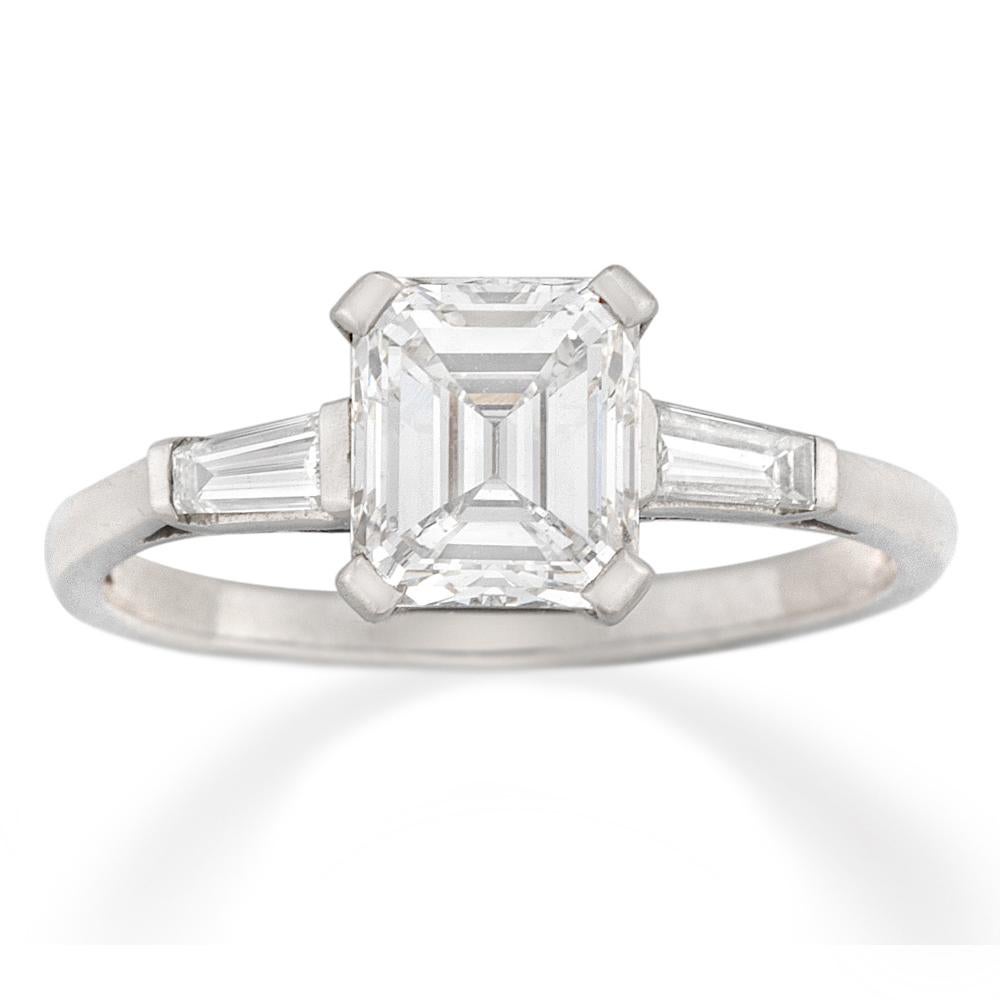 Single Stone Solitär Diamantring (Smaragdschliff) im Angebot