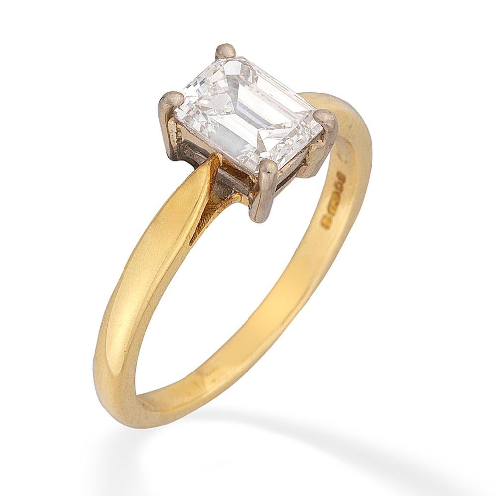 Bague en diamant d'une seule pierre, le diamant taille émeraude de couleur D et de pureté VVS2 pesant 1,2 carats, serti de quatre griffes blanches sur un collet simple, sur une monture en or jaune 18 carats poinçonnée  pour Londres 1998, poids brut