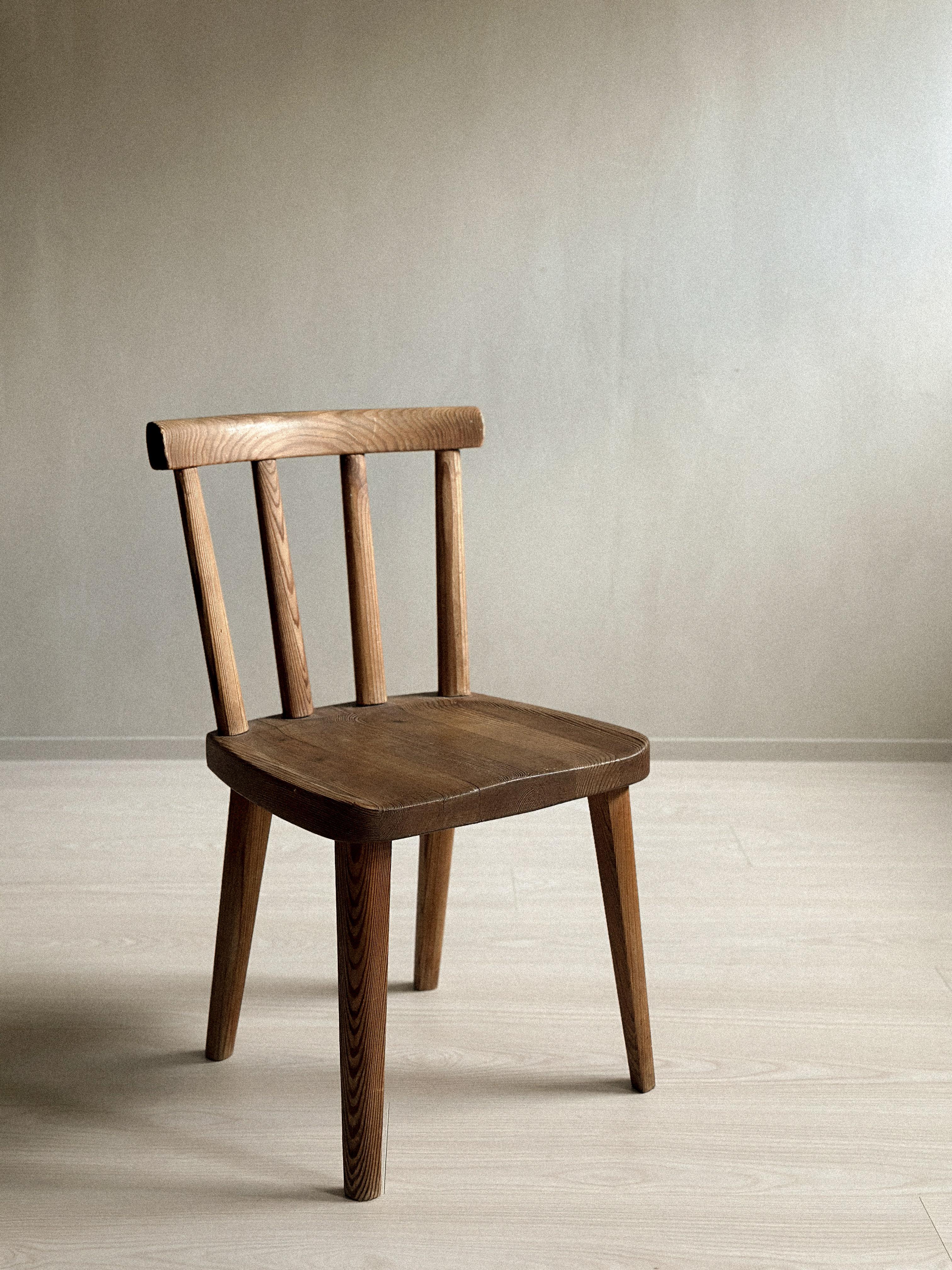 Magnifique chaise Utö patinée du designer suédois Axel Einar Hjorth, produite par Nordiska Kompaniet en Suède, années 1930. 

Usure conforme à l'âge et à l'utilisation. Il y a une brèche à l'arrière (voir photo), mais aucun dommage structurel.


