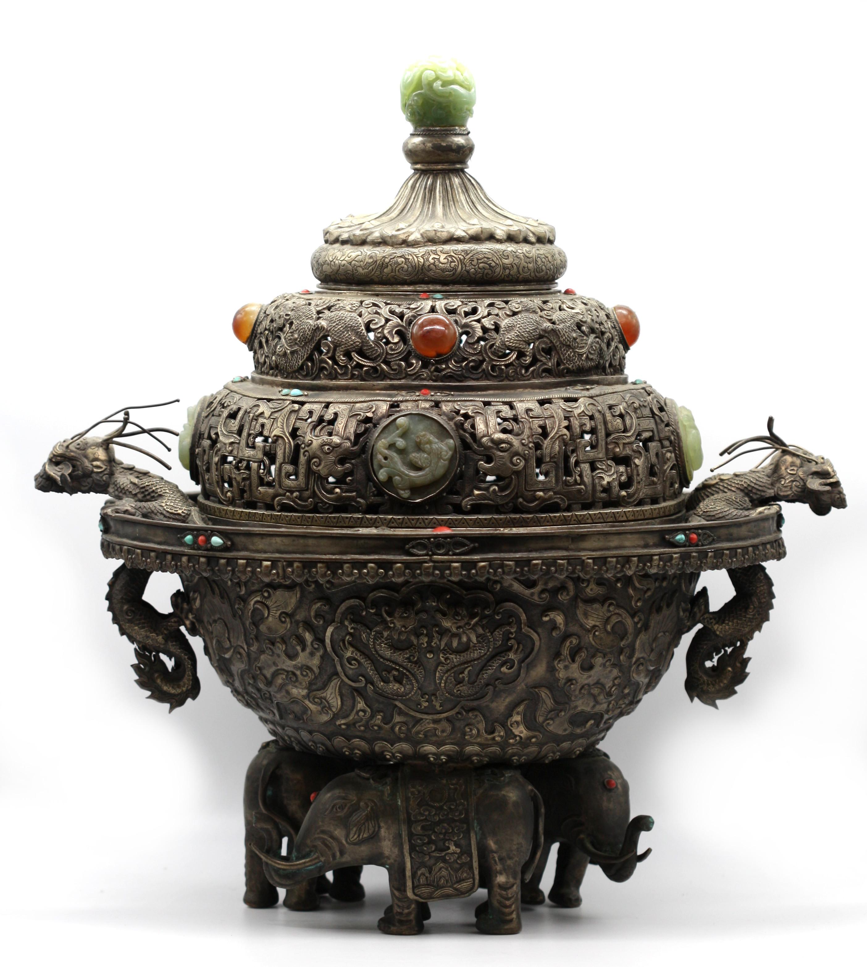 Chinesischer, präsentierter Chinesischer Jade- und Hartsteinregal mit Intarsien aus versilbertem Kupfer im Angebot 6