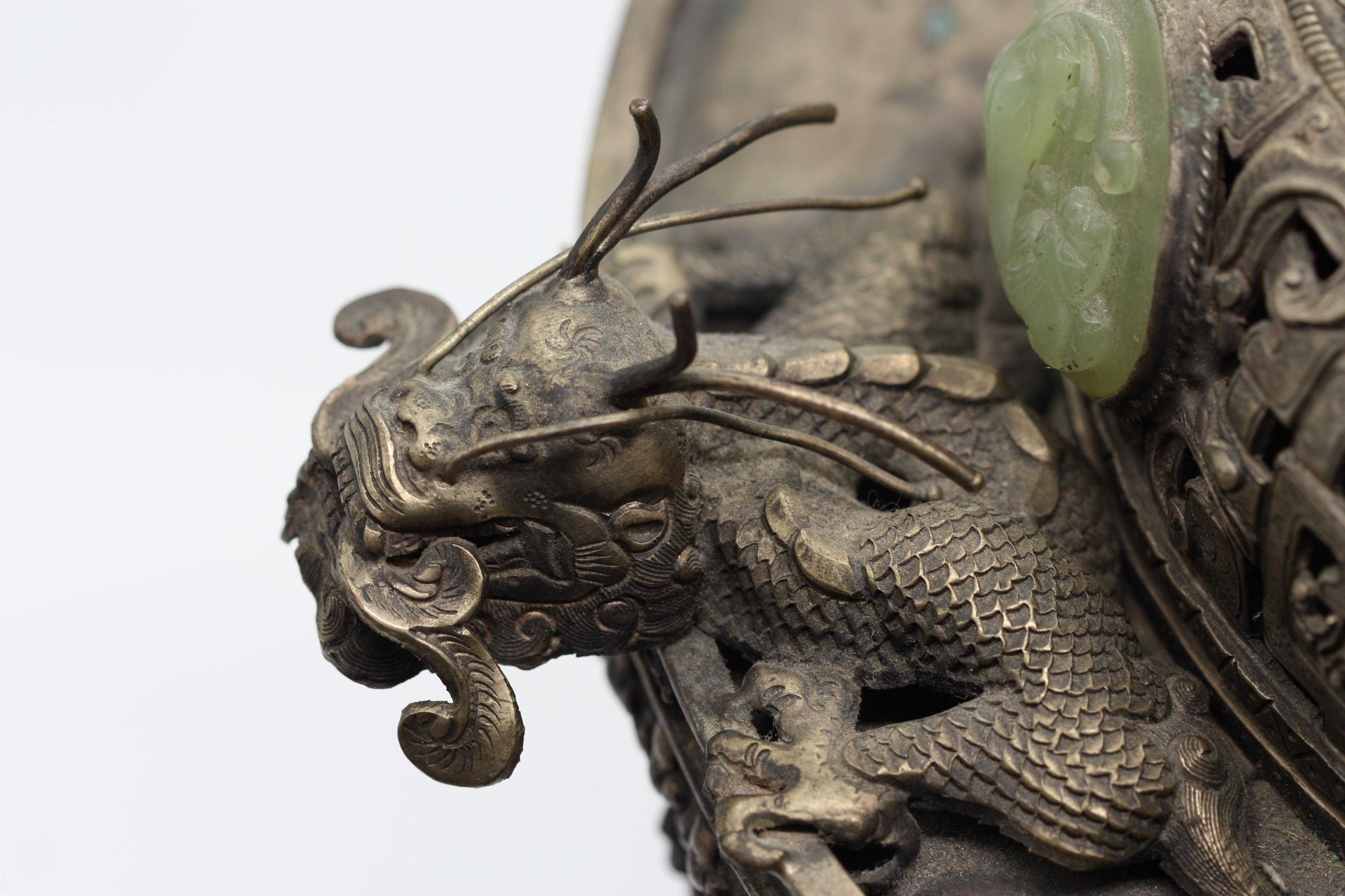 Ein Präsentationszensor aus sino-mongolischer Jade und versilbertem Kupfer mit Hartsteineinlage
Anfang des 20. Jahrhunderts
Die Seiten sind mit Jadeplättchen eingelegt, alle unter einer breiten Lippe und auf elefantenförmigen Füßen, die durch